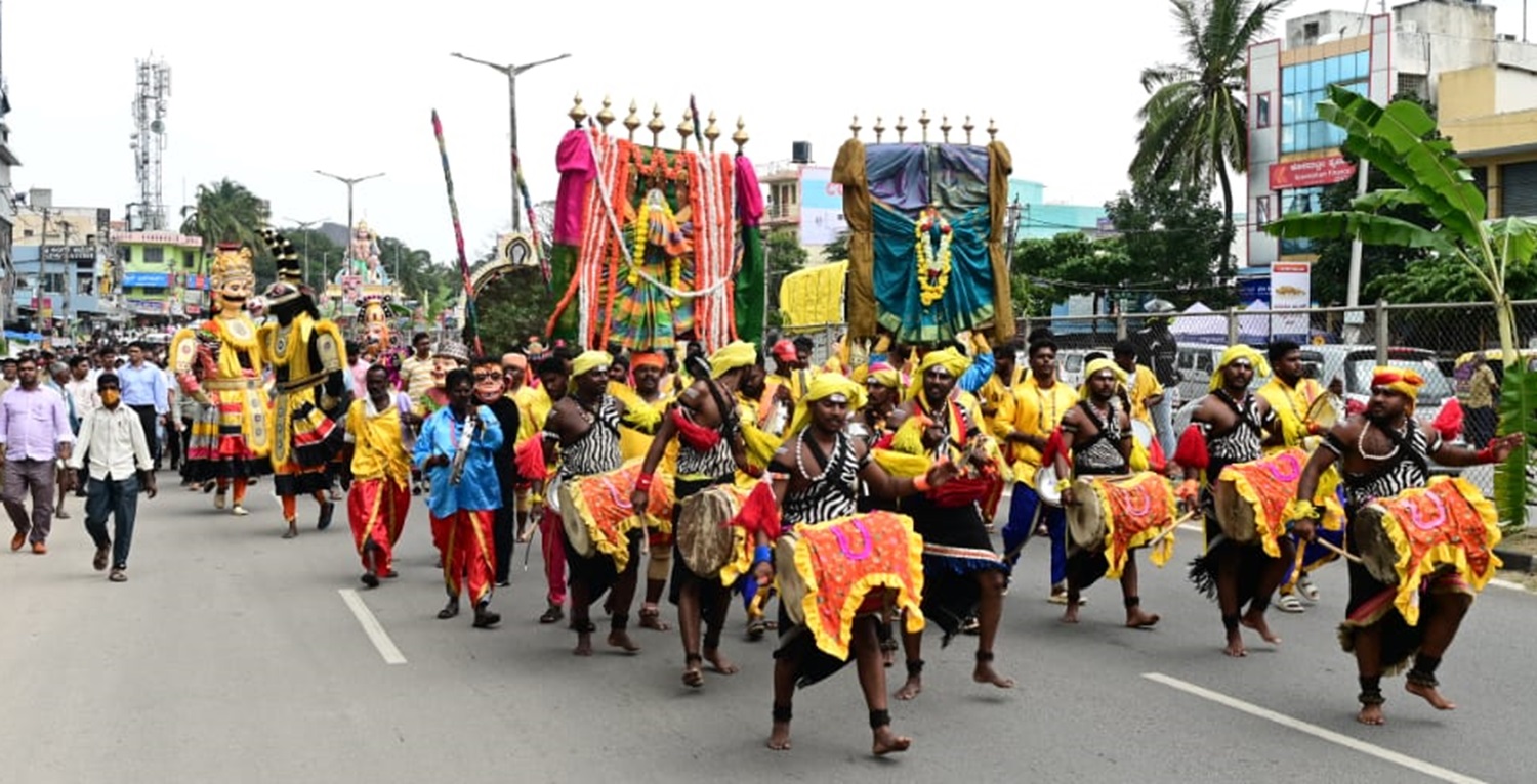 ಕಾರ್ಯಾಗಾರಕ್ಕೆ ಬಂದ ಉಪ ಮುಖ್ಯಮಂತ್ರಿ ಡಿ.ಕೆ. ಶಿವಕುಮಾರ್ ಅವರನ್ನು ಜಿ.ಪಂ. ಸಭಾಂಗಣಕ್ಕೆ  ಮೆರವಣಿಗೆಯಲ್ಲಿ ಕರೆ ತರುವಾಗ ಜಾನಪದ ಕಲಾತಂಡಗಳ ಕಲಾ ಪ್ರದರ್ಶನ ಗಮನ ಸೆಳೆಯಿತು