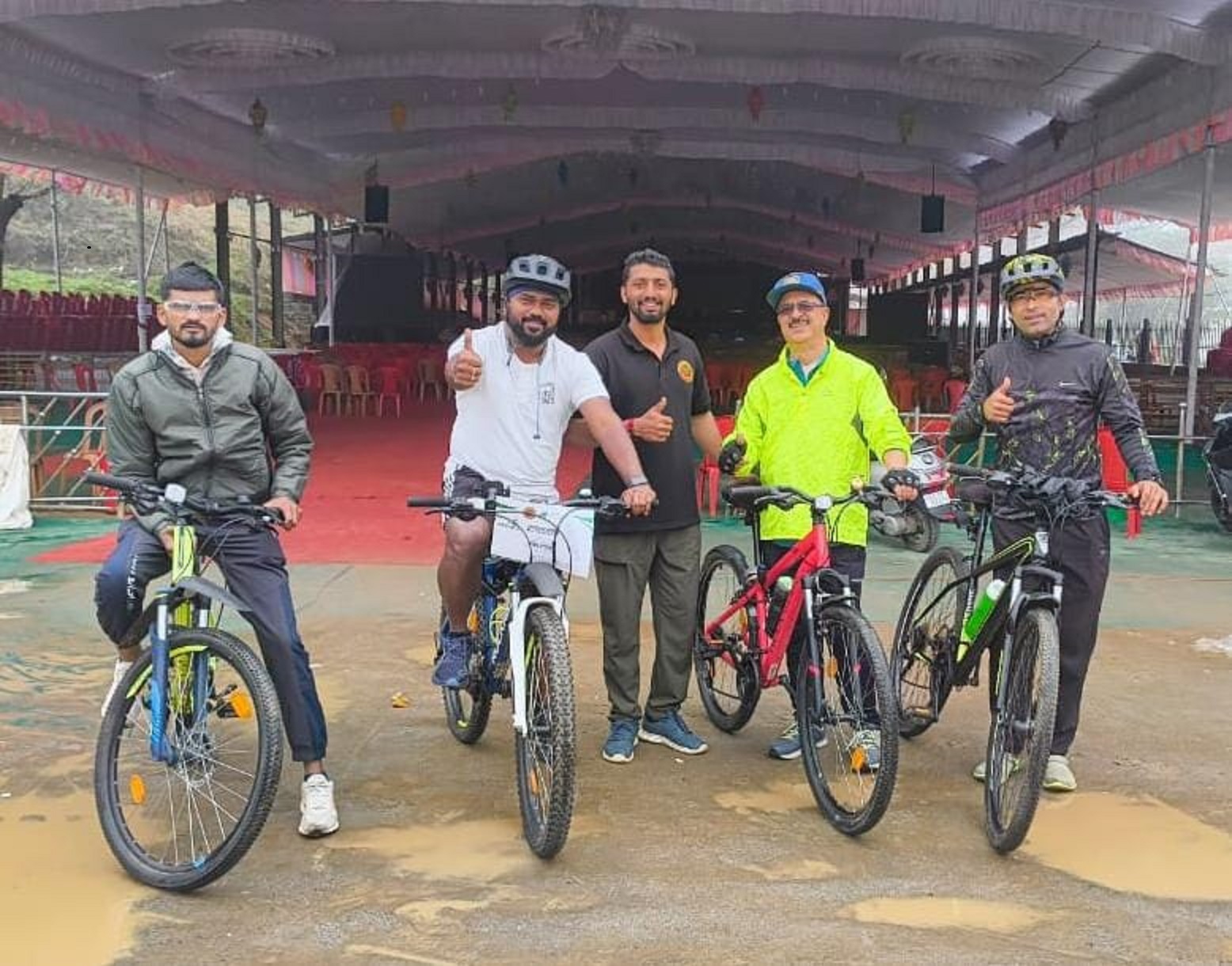 ಮಡಿಕೇರಿಯಲ್ಲಿ ಯುವದಸರೆ ಅಂಗವಾಗಿ ಶನಿವಾರ ನಡೆದ ಸೈಕಲ್‌ ಜಾಥಾಕ್ಕೆ ಜಾನಪದ ಪರಿಷತ್ತಿನ ಕೊಡಗು ಜಿಲ್ಲಾ ಘಟಕದ ಅಧ್ಯಕ್ಷ ಬಿ.ಜಿ.ಅನಂತಶಯನ ಚಾಲನೆ ನೀಡಿದರು