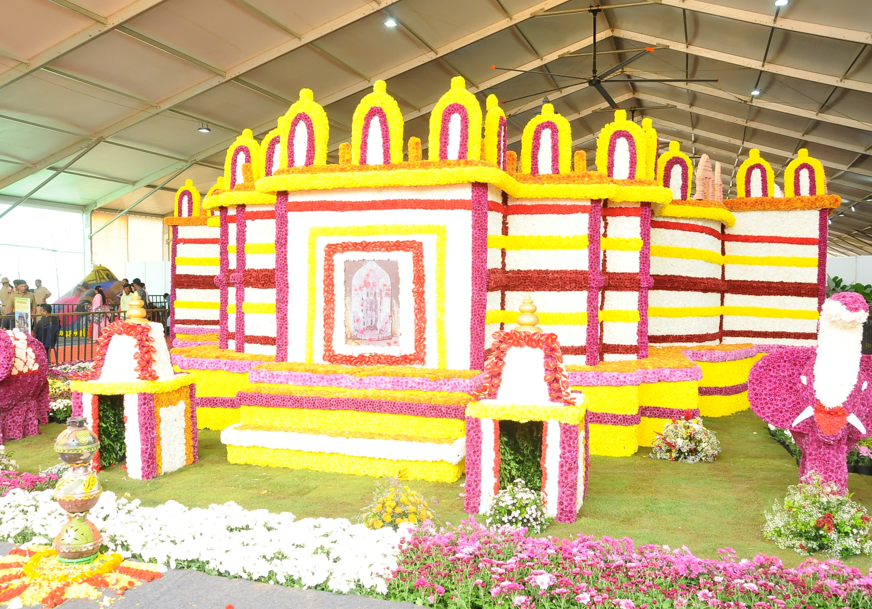 ಪುಷ್ಪದಲ್ಲಿ ಅರಳಿರುವ ಅರಳುಗುಪ್ಪೆ ದೇಗುಲ
