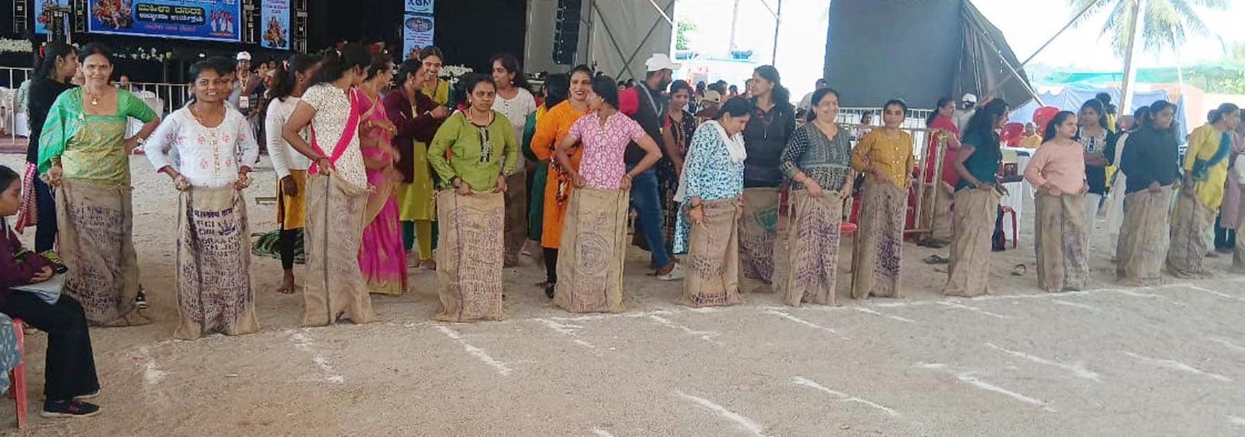  ಮಹಿಳೆಯರು ಗೋಣಿ ಚೀಲ ಓಟದಲ್ಲಿ ಭಾಗವಹಿಸಿರುವುದು