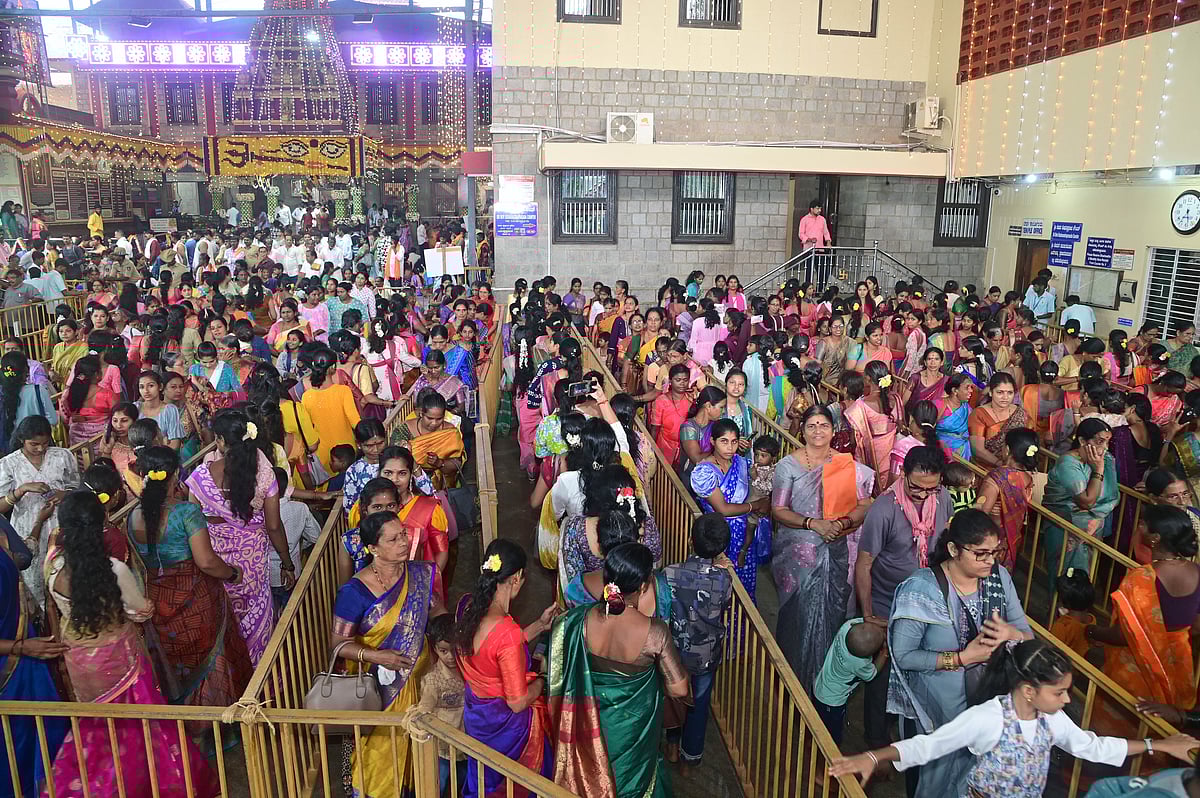 ಕಟೀಲು | ‘ಅಮ್ಮನ ಸೀರೆ’ ಪ್ರಸಾದ: ಧನ್ಯರಾದ ಭಕ್ತರು
