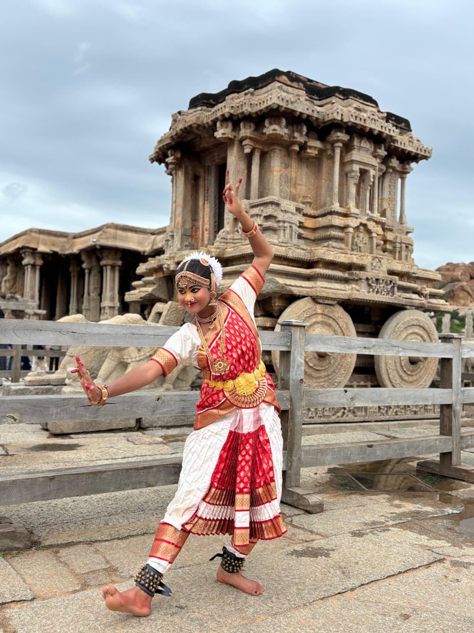 ಹಂಪಿಯ ವಿಜಯ ವಿಠ್ಠಲ ದೇವಸ್ಥಾನದ ಕಲ್ಲಿನರಥ ಬಳಿ ಕಲಾವಿದೆಯ ನೃತ್ಯ ವೈಭವ