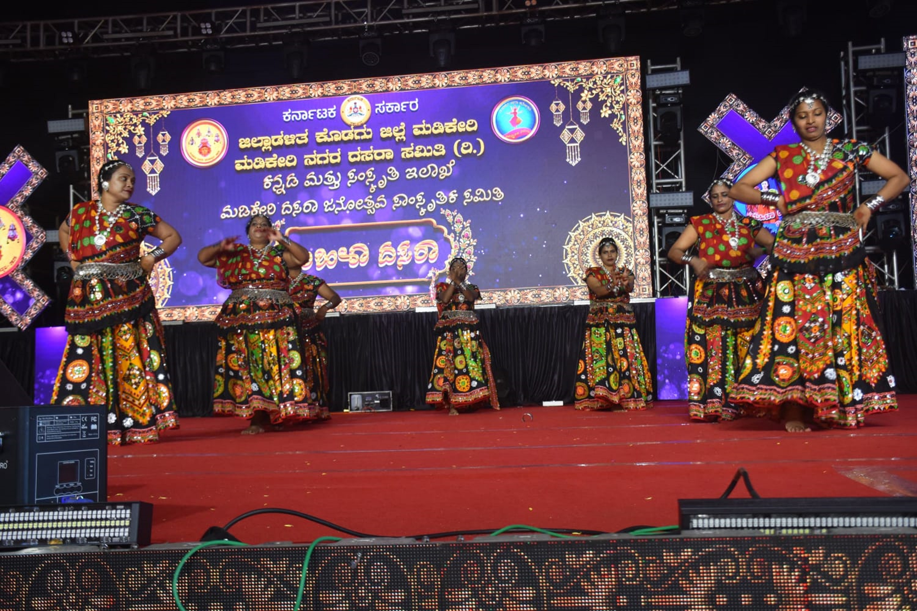 ಮಡಿಕೇರಿಯ ಗಾಂಧಿ  ಮೈದಾನದಲ್ಲಿ ಭಾನುವಾರ ಮಹಿಳಾ ದಸರೆಯಲ್ಲಿ ಮಹಿಳೆಯರು ಜನಪದ ನೃತ್ಯಗಳನ್ನು ಪ್ರದರ್ಶಿಸಿದರು
