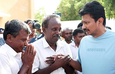 ಕರೂರಿನ ಆಸ್ಪತ್ರೆಯಲ್ಲಿ ಸಂತ್ರಸ್ತರ ಕುಟುಂಬ ಸದಸ್ಯರನ್ನು ಭೇಟಿಯಾದ ಉಪಮುಖ್ಯಮಂತ್ರಿ ಉದಯನಿಧಿ ಸ್ಟಾಲಿನ್  