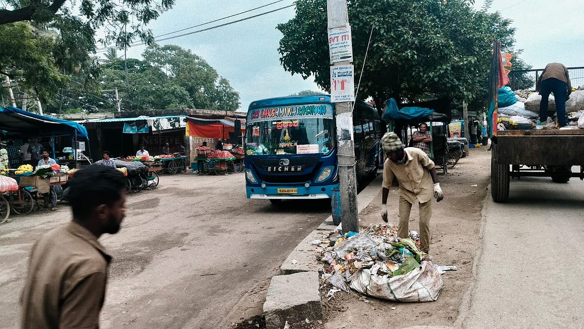 ಗೌರಿಬಿದನೂರು: ಖಾಸಗಿ ಬಸ್ ನಿಲ್ದಾಣ ಇಲ್ಲದೆ ಪ್ರಯಾಣಿಕರ ಪರದಾಟ