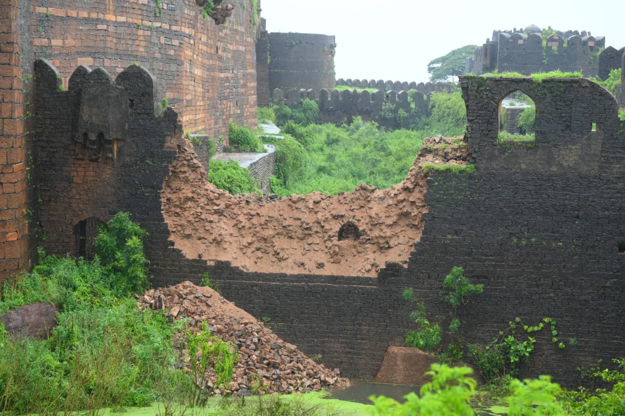 ಬೀದರ್‌ ಕೋಟೆಯ ‘ಕುತ್ತೇ ಖಾನಾ’ ಸಮೀಪದ ಗೋಡೆ ಕುಸಿದು ಬಿದ್ದಿರುವುದು