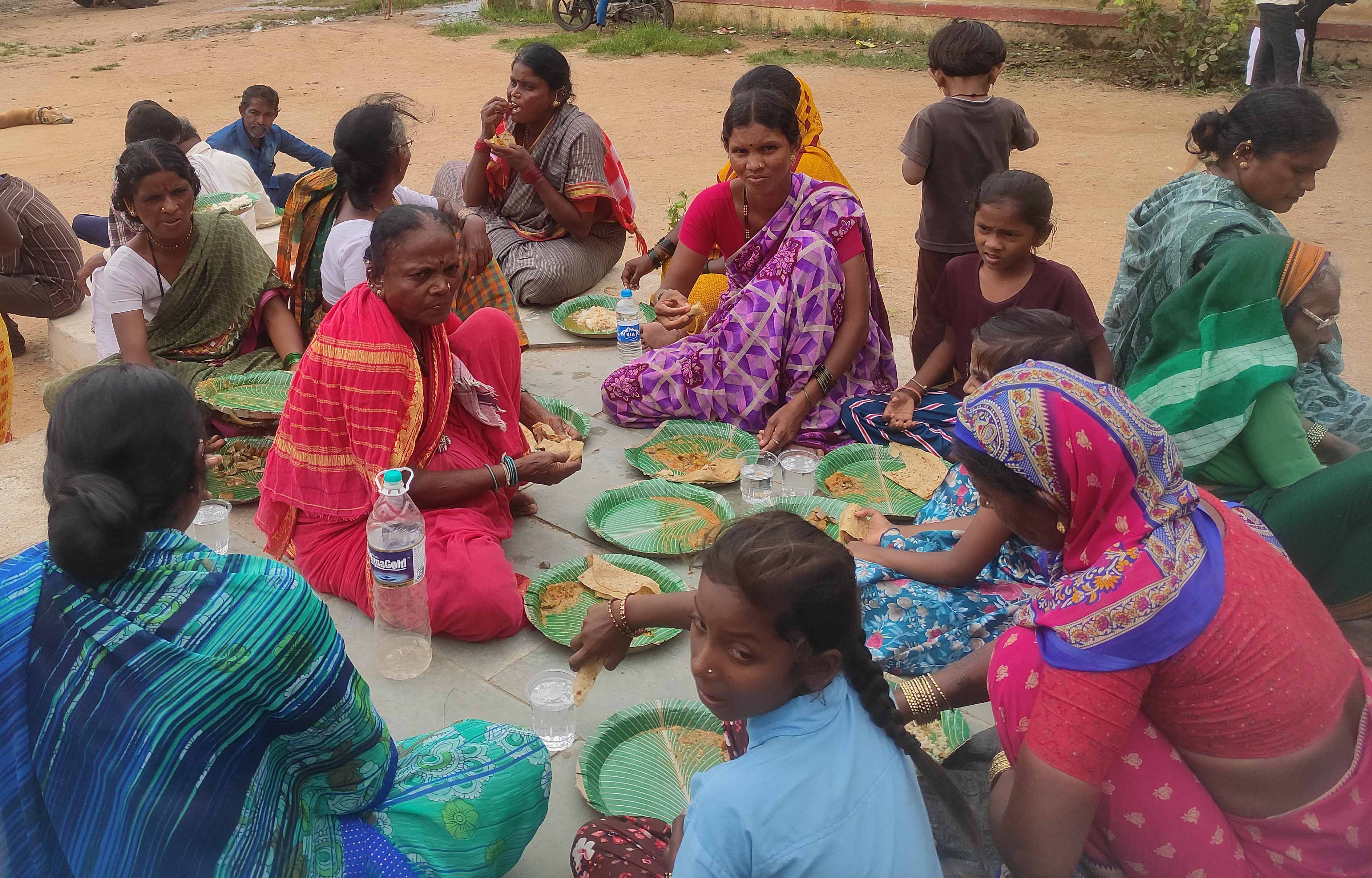ಹುರಸಗುಂಡಗಿ ಗ್ರಾಮದ ಕಾಳಜಿ ಕೇಂದ್ರದಲ್ಲಿ ಊಟ ಮಾಡುತ್ತಿರುವ ಸಂತ್ರಸ್ಥರು