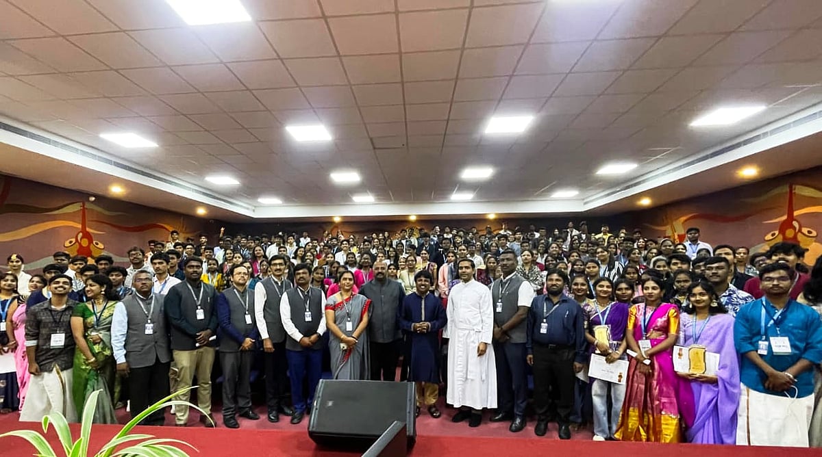 ವಿದ್ಯಾರ್ಥಿಗಳು ವಿಶ್ವಜ್ಯೋತಿಗಳಾಗಲಿ: ಜಾನಪದ ಗಾಯಕ ಜೋಗಿಲ ಸಿದ್ಧರಾಜು
