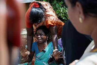 ವಿಜಯ್‌ ರ್‍ಯಾಲಿಯಲ್ಲಿ ಕಾಲ್ತುಳಿತ: ಮುಗಿಲು ಮುಟ್ಟಿದ ಆಕ್ರಂದನ 