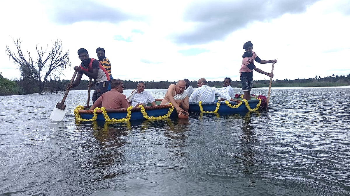 ಹುಟ್ಟೂರ ಕೆರೆಯಲ್ಲಿ ಭೈರಪ್ಪ ಚಿತಾಭಸ್ಮ ವಿಸರ್ಜನೆ