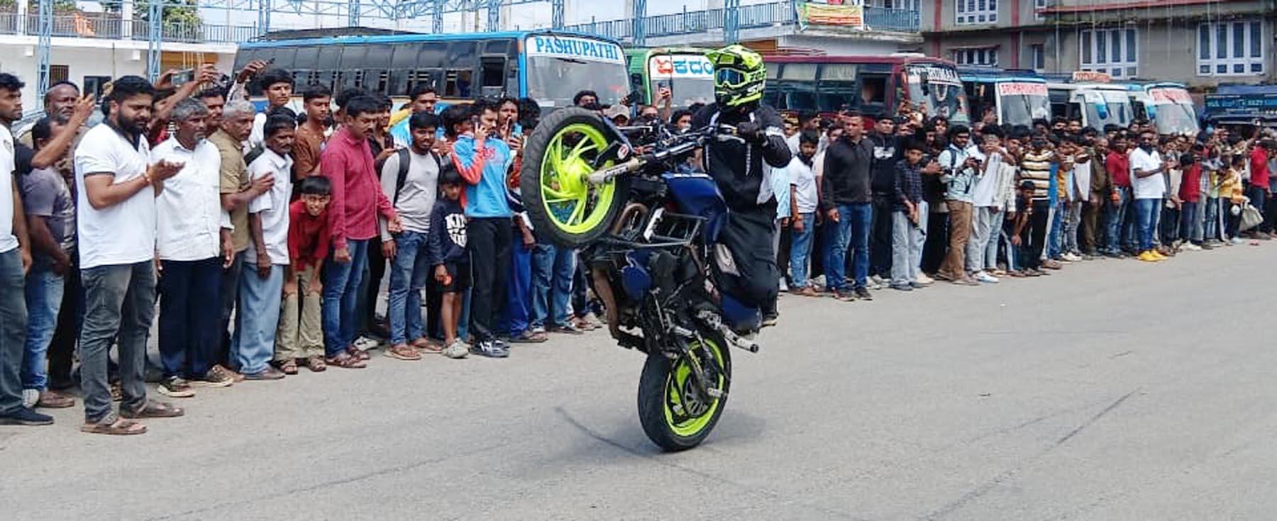 ಒಂದೇ ಚಕ್ರದಲ್ಲಿ ಬೈಕ್ ನಡೆಸಿದ ರೀತಿ