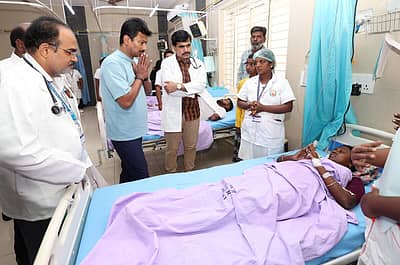 ಆಸ್ಪತ್ರೆಯಲ್ಲಿ ಚಿಕಿತ್ಸೆ ಪಡೆಯುತ್ತಿರುವ ಜನರ ಆರೋಗ್ಯ ವಿಚಾರಿಸಿದ   ತಮಿಳುನಾಡು ಉಪಮುಖ್ಯಮಂತ್ರಿ ಉದಯನಿಧಿ ಸ್ಟಾಲಿನ್  
