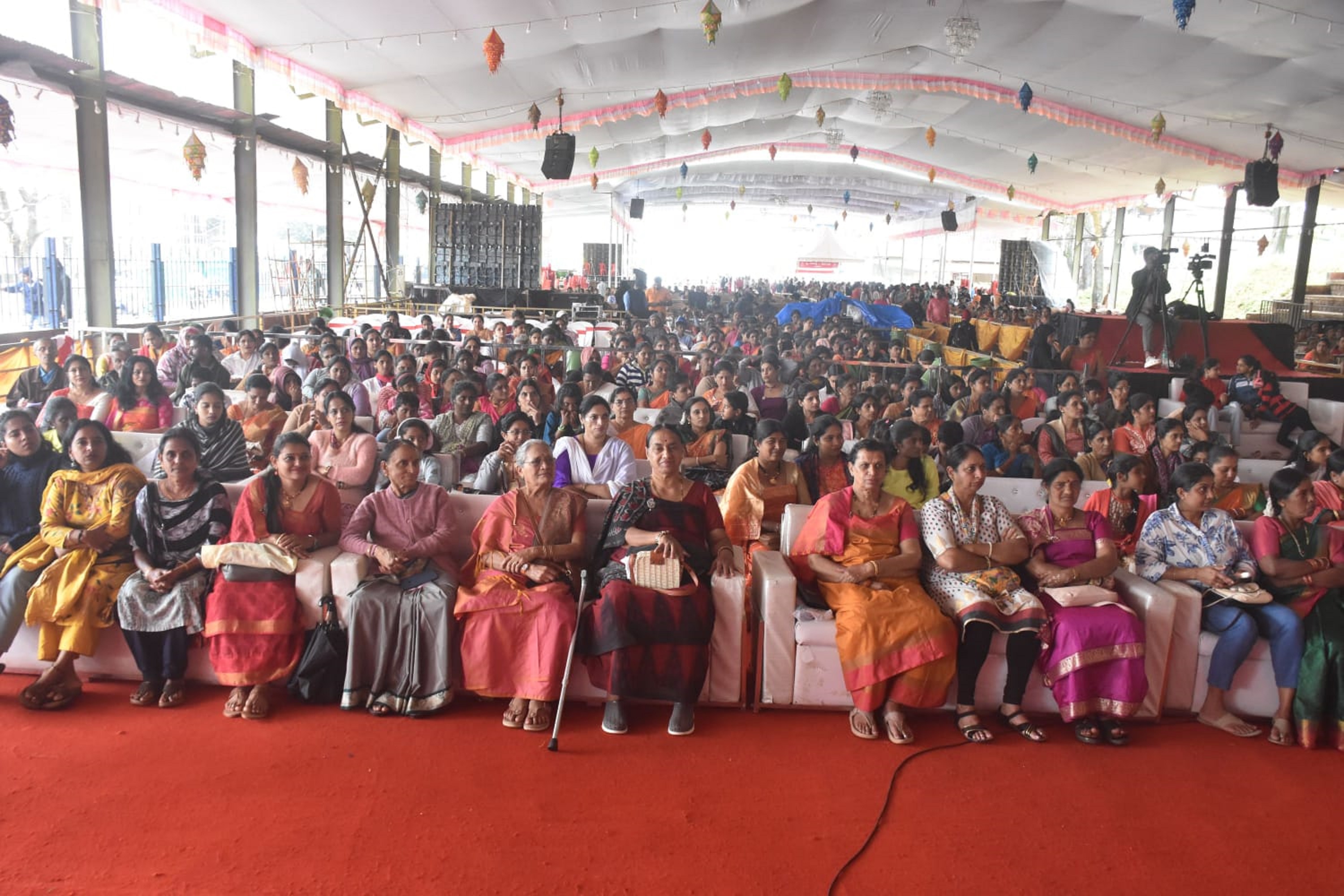 ಮಡಿಕೇರಿಯ ಗಾಂಧಿ ಮೈದಾನದಲ್ಲಿ ಭಾನುವಾರ ನಡೆದ ಮಹಿಳಾ ದಸರೆಯಲ್ಲಿ ಅಪಾರ ಸಂಖ್ಯೆಯಲ್ಲಿ ಮಹಿಳೆಯರು ಸೇರಿದ್ದರು