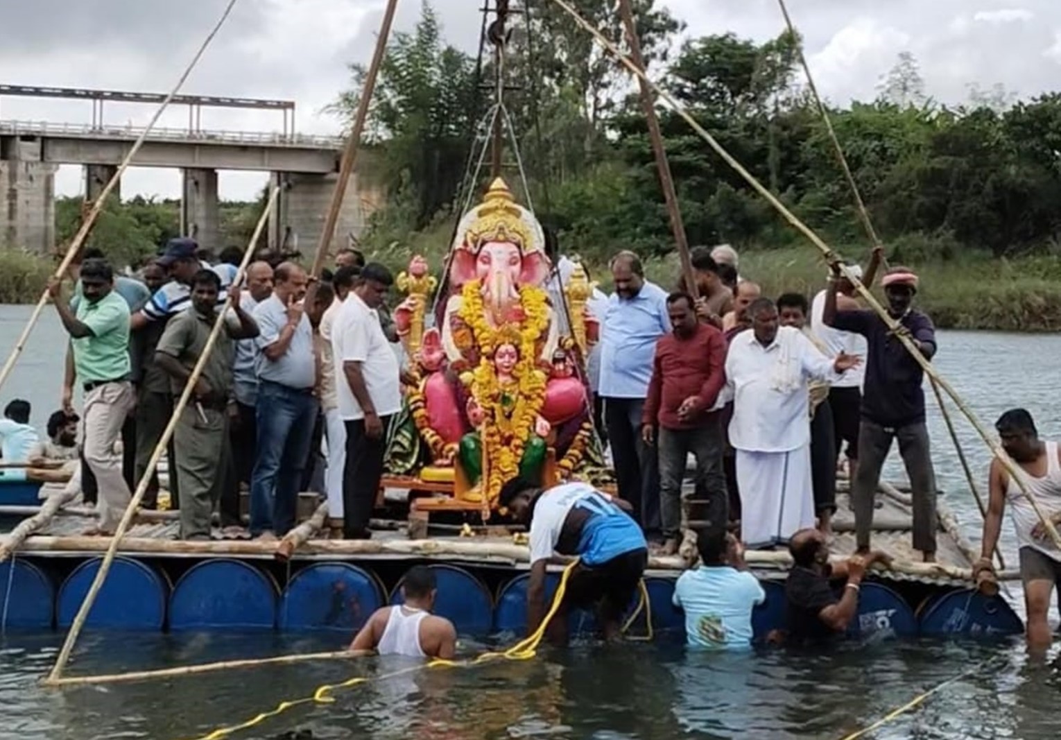 ಹೊಳೆನರಸೀಪುರದಲ್ಲಿ 68ನೇ ಗಣೇಶೋತ್ಸವಕ್ಕೆ ಪ್ರತಿಷ್ಠಾಪಿಸಿದ್ದ ಗಣೇಶನನ್ನು ಭಾನುವಾರ ಮದ್ಯಾಹ್ನ ಹೇಮಾವತಿ ನದಿಯಲ್ಲಿ ತೆಪ್ಪೋತ್ಸವ ನೆಡೆಸಿ ವಿಸರ್ಜಿಸಲಾಯಿತು