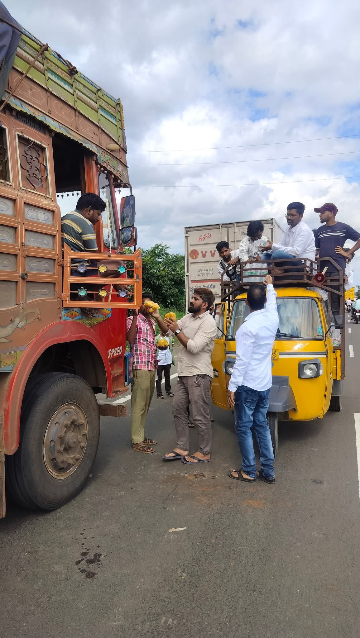 ಟಿಪ್ಪು ಸುಲ್ತಾನ್ ಕಮಿಟಿ ಯುವಕರು ಲಾರಿ ಚಾಲಕರಿಗೆ ಪಲಾವ ಹಣ್ಣು ನೀರಿನ ಬಾಟಲ್ ವಿತರಣೆ ಮಾಡಿದರು.