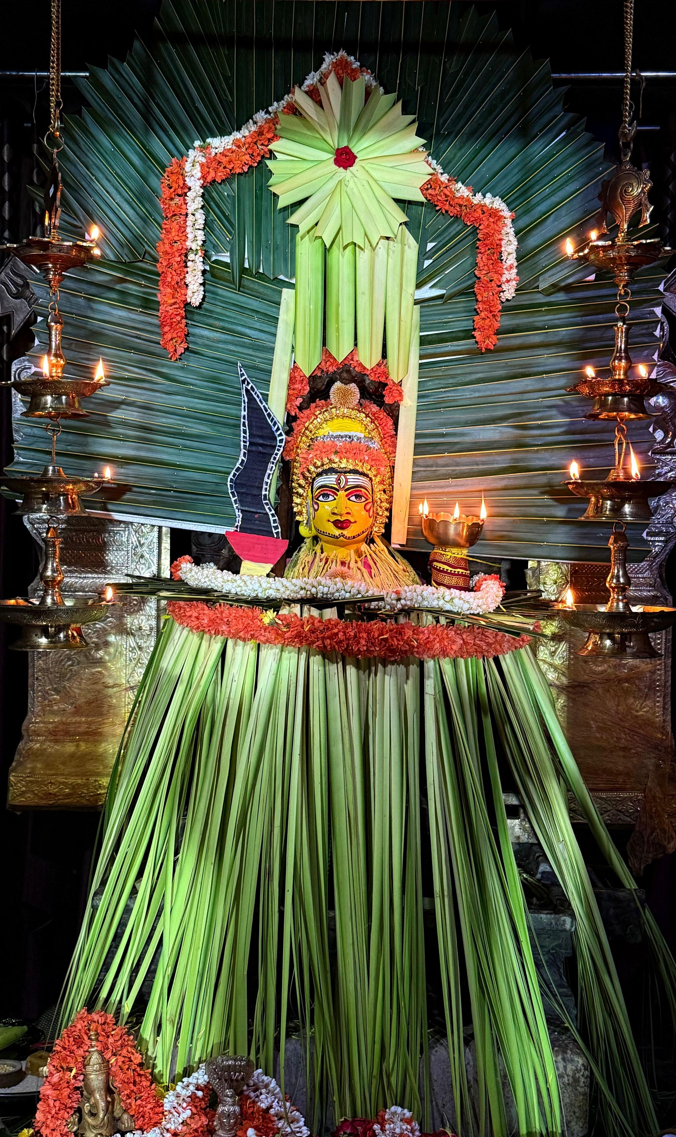 ದೇವನಹಳ್ಳಿ ಪಟ್ಟಣದ ಶ್ರೀ ಚೌಡೇಶ್ವರಿ ದೇವಾಲಯದಲ್ಲಿ ದೇವರಿಗೆ ನವರಾತ್ರಿ ಪ್ರಯುಕ್ತ ಪಂಜುರ್ಲಿ ಅಲಂಕಾರ ಮಾಡಿರುವುದು