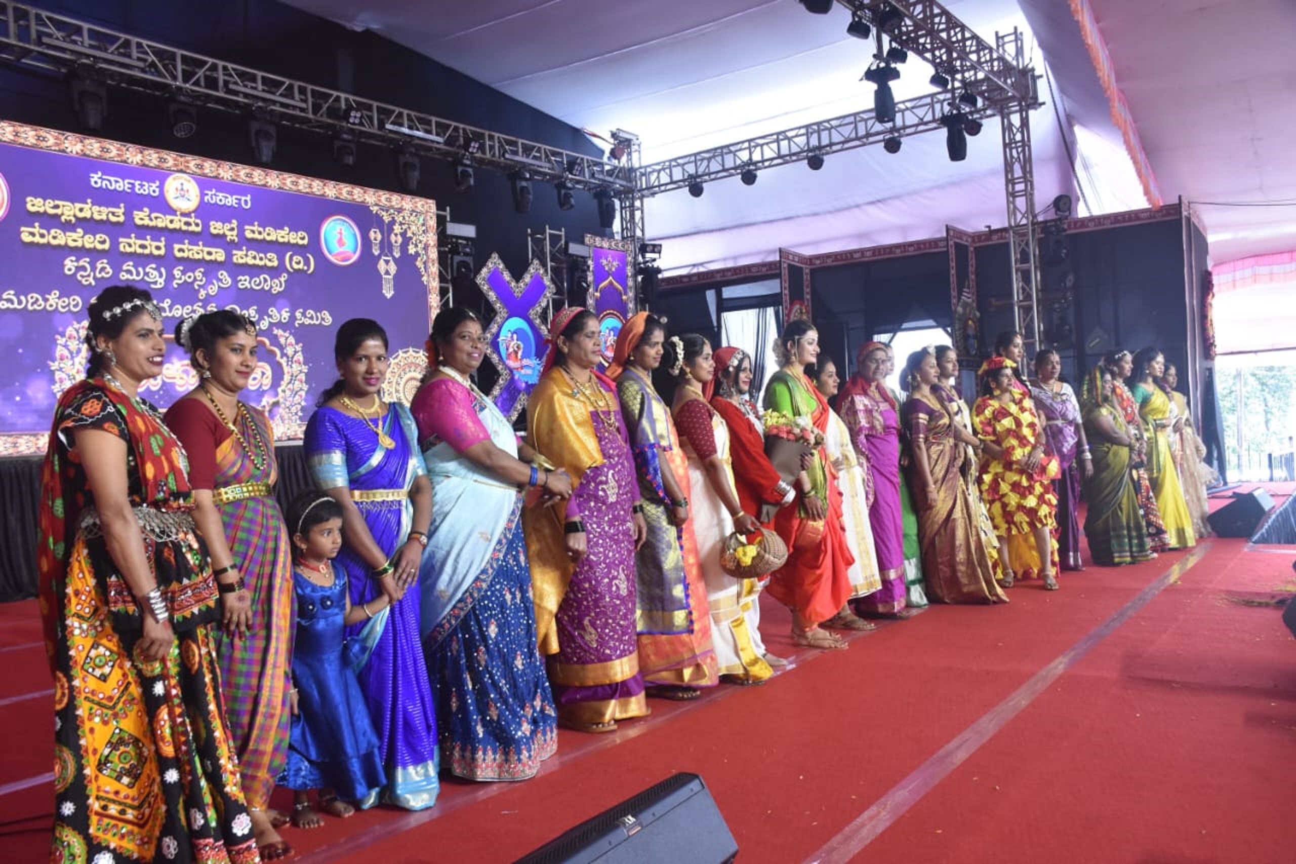 ಮಡಿಕೇರಿಯ ಗಾಂಧಿ  ಮೈದಾನದಲ್ಲಿ ಭಾನುವಾರ ಮಹಿಳಾ ದಸರೆಯಲ್ಲಿ ನಡೆದ ಸಾಂಪ್ರದಾಯಿಕ ಉಡುಗೆ ಸ್ಪರ್ಧೆಯಲ್ಲಿ ಹೆಚ್ಚಿನ ಸಂಖ್ಯೆಯಲ್ಲಿ ಮಹಿಳೆಯರು ಭಾಗವಹಿಸಿದ್ದರು