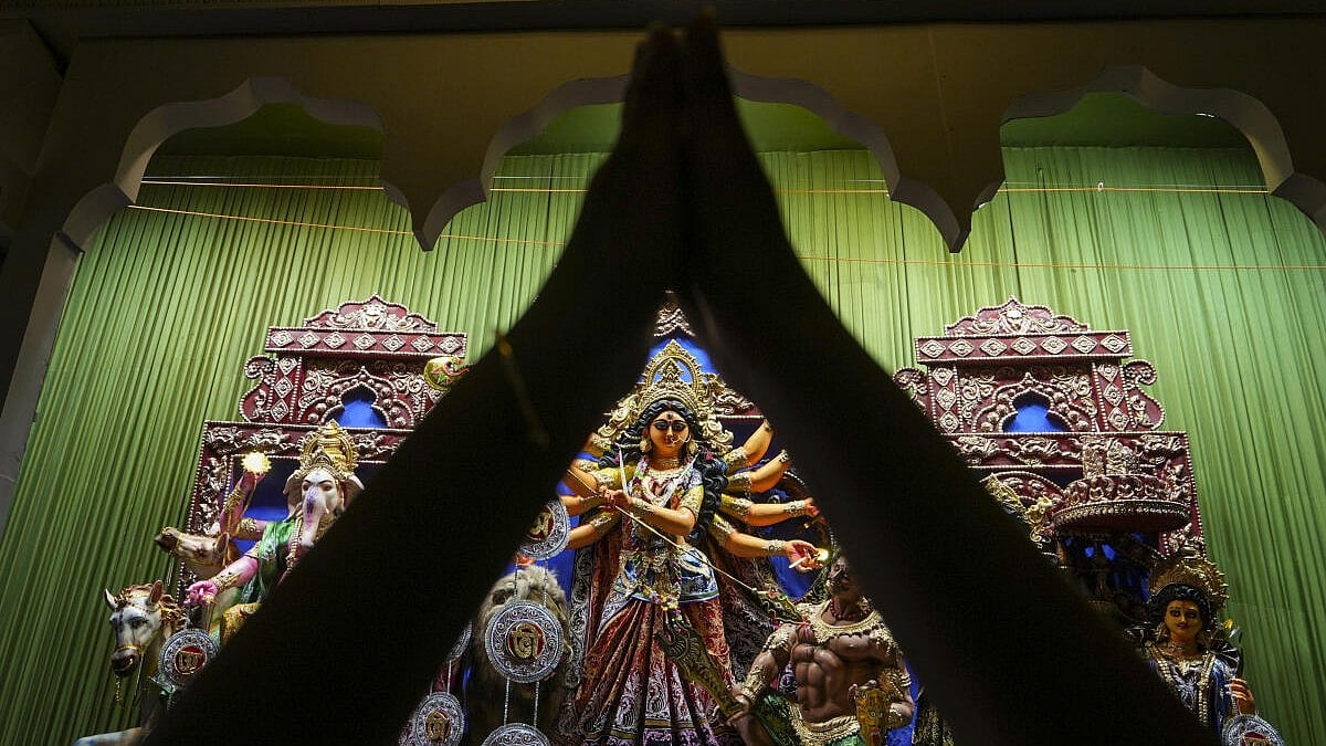 ಬಾಂಗ್ಲಾದೇಶದಲ್ಲಿ ದುರ್ಗಾ ಪೂಜೆ ಆರಂಭ: ಭದ್ರತೆಗೆ 2 ಲಕ್ಷ ಸಿಬ್ಬಂದಿ ನಿಯೋಜನೆ