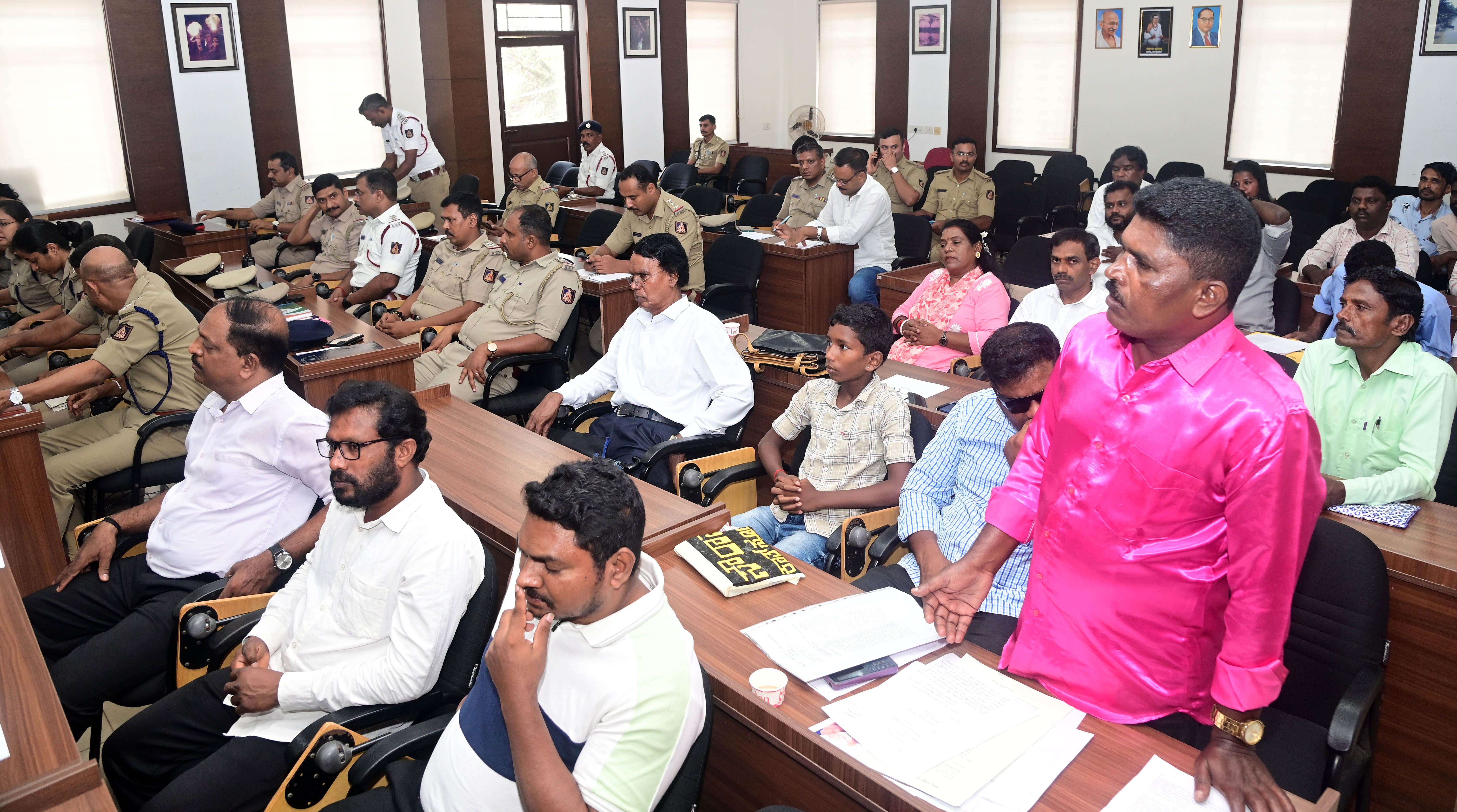 ಮಂಗಳೂರಿನ ಪೊಲೀಸ್ ಕಮಿಷನರ್ ಕಚೇರಿಯಲ್ಲಿ ನಡೆದ ಪರಿಶಿಷ್ಟ ಜಾತಿ ಪಂಗಡದ ಮಾಸಿಕ ಸಭೆಯಲ್ಲಿ ಮುಖಂಡರು ಸಮಸ್ಯೆ ಹೇಳಿಕೊಂಡರು : ಪ್ರಜಾವಾಣಿ ಚಿತ್ರ