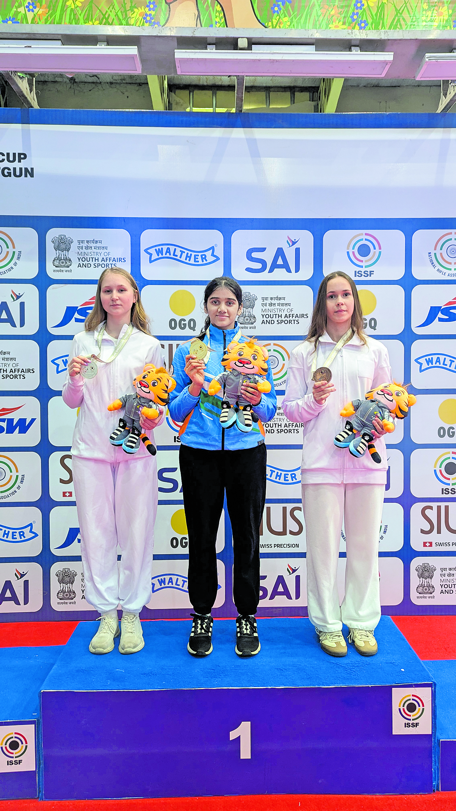 (ಎಡದಿಂದ) ಪದಕದೊಂದಿಗೆ ಅನಸ್ತೇಷಿಯಾ ಸೊರೊಕಿನಾ ಅನುಷ್ಕಾ ತೋಕೂರು ಹಾಗೂ ಮರಿಯಾ ಕ್ರುಗ್ಲೊವಾ