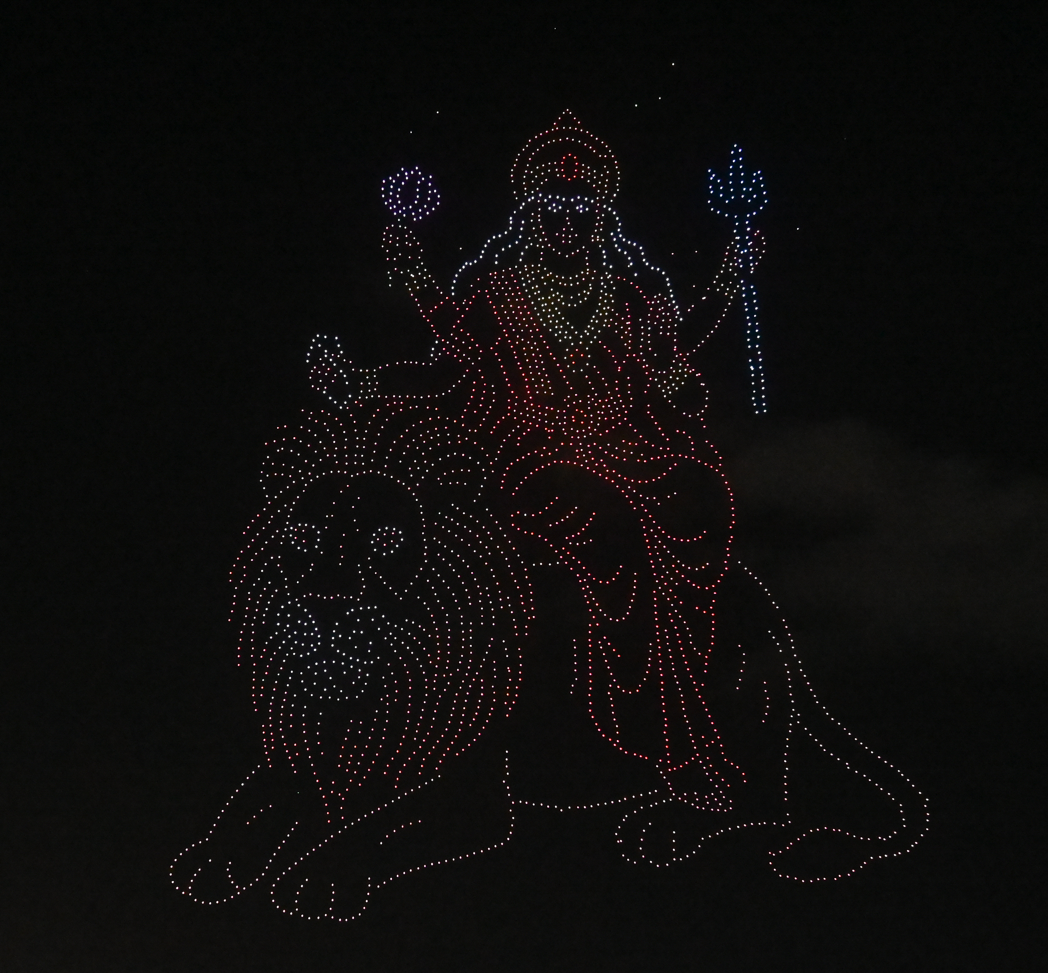 ಭಾನುವಾರ ರಾತ್ರಿ ನಡೆದ ಡ್ರೋನ್ ಪ್ರದರ್ಶನದಲ್ಲಿ ಬಾನಂಗಳದಲ್ಲಿ ಮೂಡಿಬಂದ ಚಾಮುಂಡೇಶ್ವರಿ ಕಲಾಕೃತಿ –ಪ್ರಜಾವಾಣಿ ಚಿತ್ರ/ಅನೂಪ್ ರಾಘ .ಟಿ.