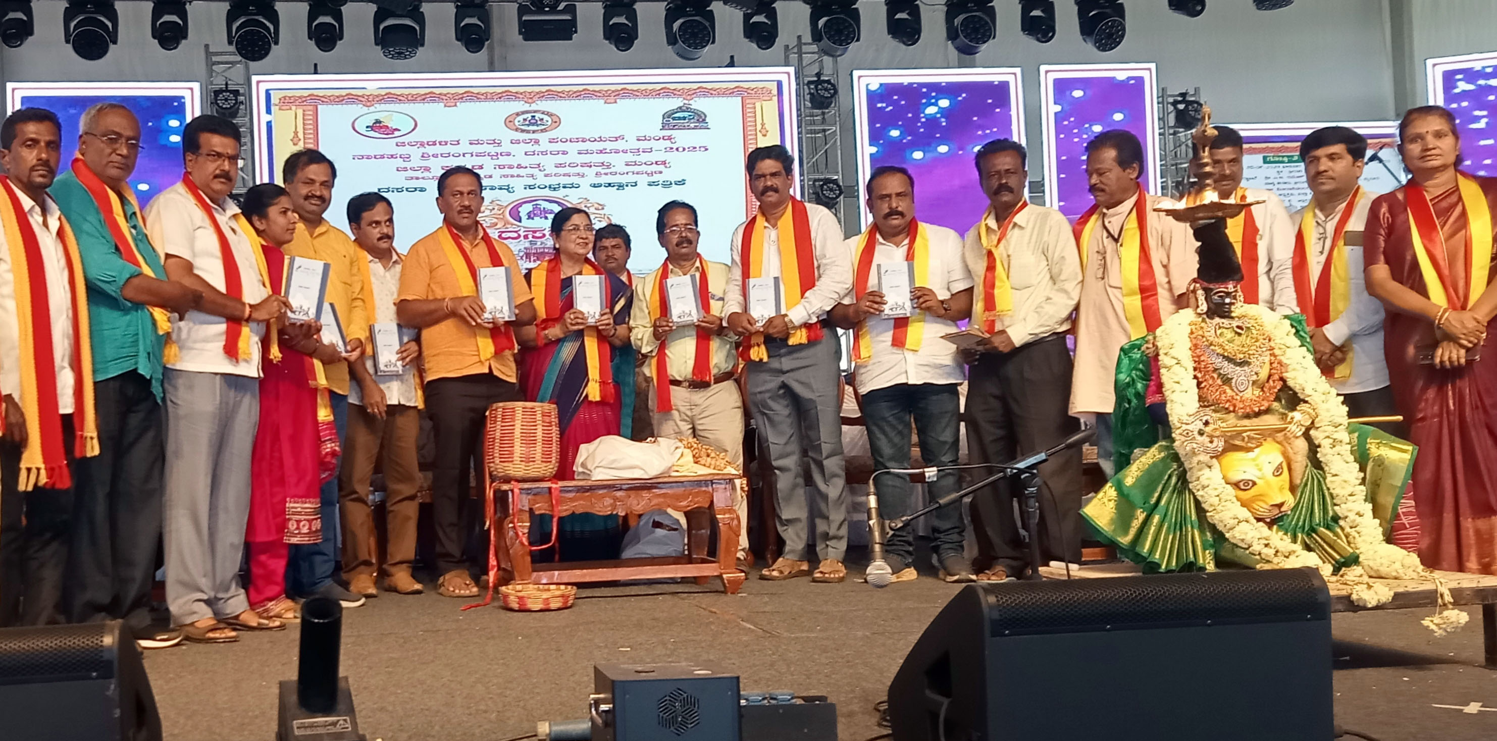 ಶ್ರೀರಂಗಪಟ್ಟಣದ ದಸರಾ ಉತ್ಸವದ ಪ್ರಧಾನ ವೇದಿಕೆಯಲ್ಲಿ ಶಾಸಕ ರಮೇಶ ಬಂಡಿಸಿದ್ದೇಗೌಡ ಪ್ರಕಾಶ್ ಮೇನಾಗರ ಅವರ ‘ಮಾಂಡವ್ಯ ನೆಲದ ಸಾಹಿತ್ಯ ರತ್ನಗಳು’ ಕೃತಿಯನ್ನು ಭಾನುವಾರ ಬಿಡುಗಡೆ ಮಾಡಿದರು