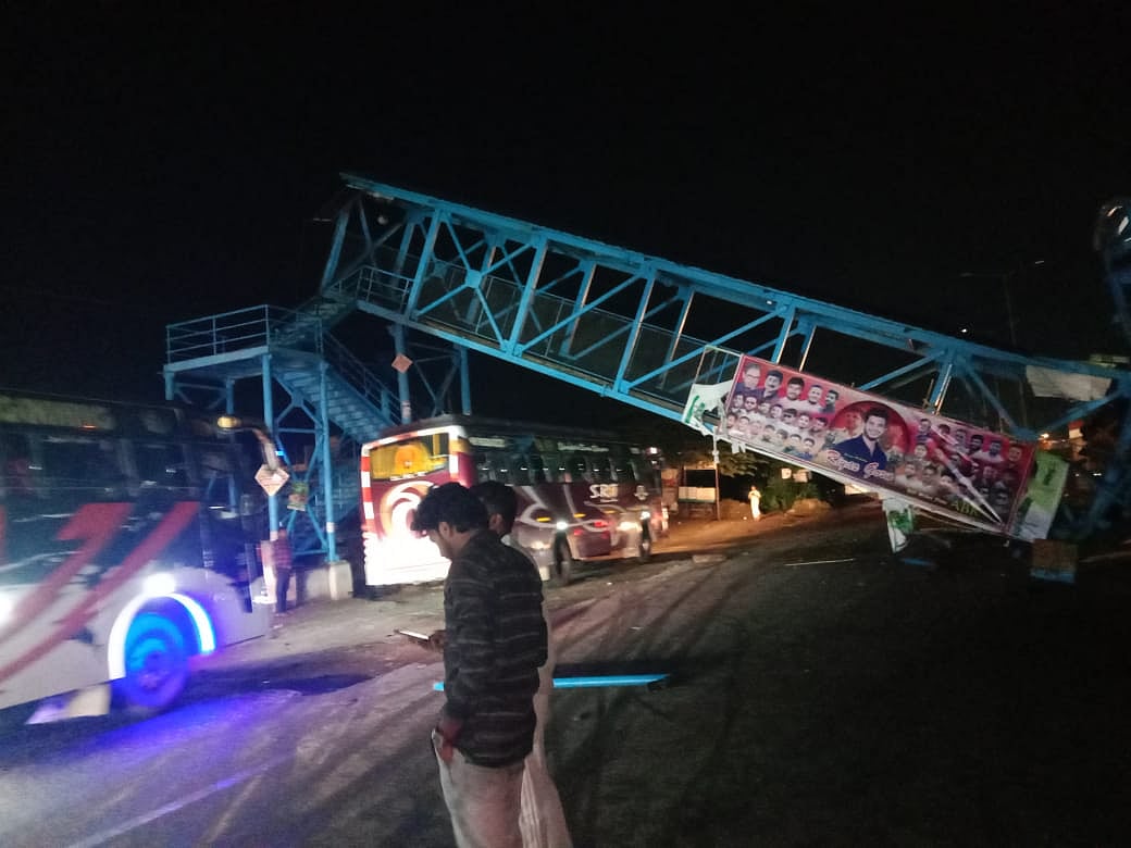 ಕೋಲಾರ | ಬೆಂಗಳೂರು-ತಿರುಪತಿ ರಾಷ್ಟ್ರೀಯ ಹೆದ್ದಾರಿಯಲ್ಲಿ ಕುಸಿದ ಸ್ಕೈವಾಕ್