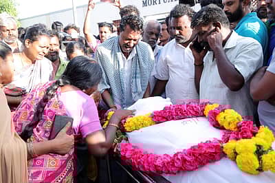 ವಿಜಯ್‌ ರ್‍ಯಾಲಿಯಲ್ಲಿ ಕಾಲ್ತುಳಿತ: ತಮ್ಮವರನ್ನು ಕಳೆದುಕೊಂಡು ಶೋಕಿಸುತ್ತಿರುವ ಸಂಬಂಧಿಕರು.