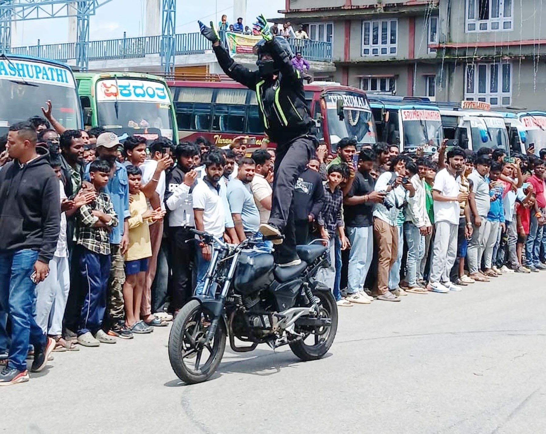 ಗೋಣಿಕೊಪ್ಪಲು ಬಸ್ ನಿಲ್ದಾಣದಲ್ಲಿ ನಡೆದ ಬೈಕ್ ಸ್ಟಂಟ್‌ನಲ್ಲಿ ಯುವಕರು ಸಾಹಸ ರೀತಿಯಲ್ಲಿ ಬೈಕ್ ಓಡಿಸಿ ಪ್ರೇಕ್ಷರನ್ನು ರೋಮಾಂಚನಗೊಳಿಸಿದರು