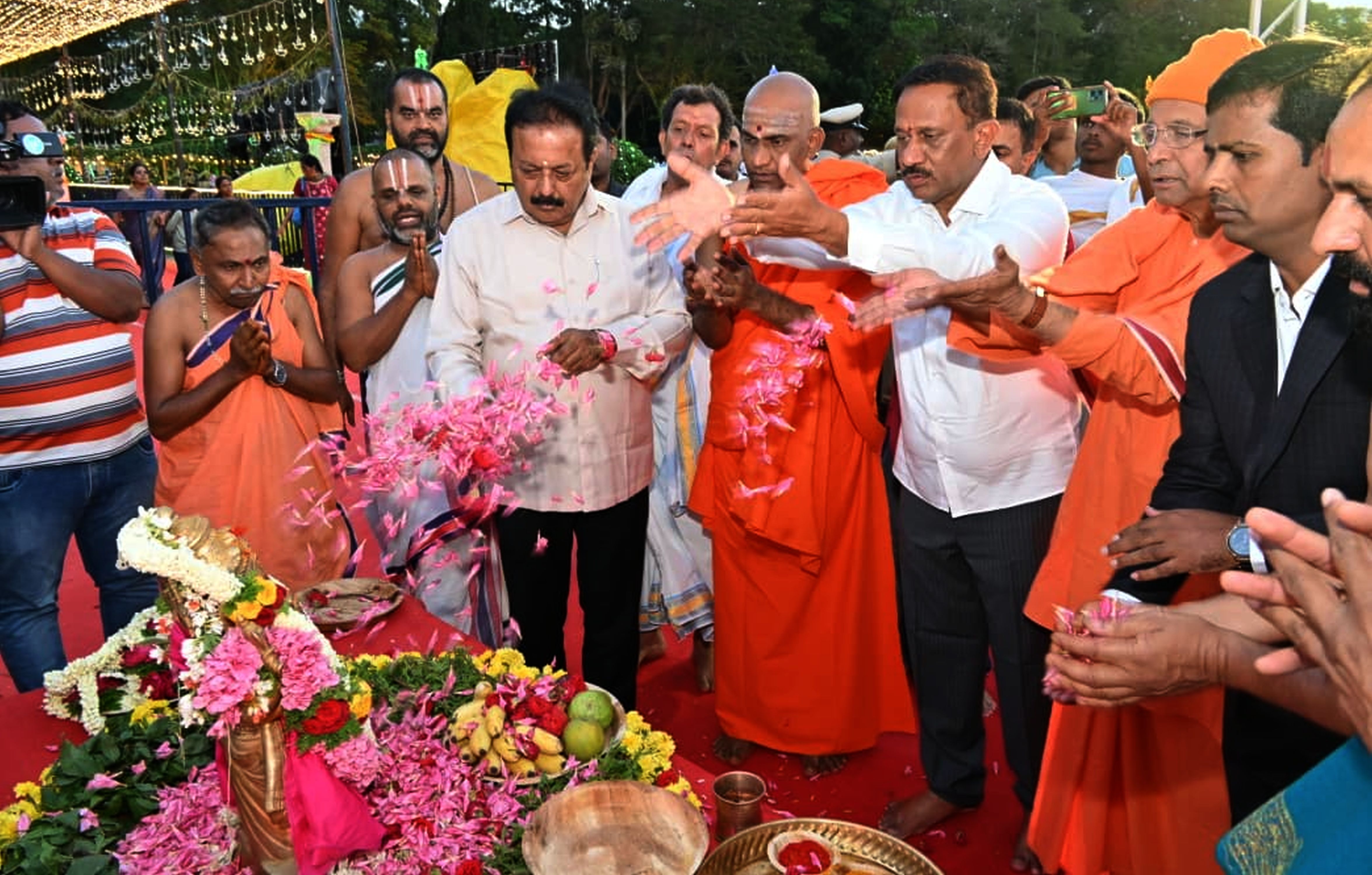ಕೆಆರ್‌ಎಸ್ ಬೃಂದಾವನ ಉದ್ಯಾನದಲ್ಲಿ ಭಾನುವಾರ ಕಾವೇರಿ ಆರತಿ ಕಾರ್ಯಕ್ರಮದಲ್ಲಿ ಜಿಲ್ಲಾ ಉಸ್ತುವಾರಿ ಸಚಿವ ಎನ್‌.ಚಲುವರಾಯಸ್ವಾಮಿ ಮತ್ತು ವಿವಿಧ ಮಠಾಧೀಶರು ಕಾವೇರಿ ಮಾತೆಗೆ ಪುಷ್ಪ ನಮನ ಸಲ್ಲಿಸಿದರು. ಶಾಸಕ ರಮೇಶ ಬಂಡಿಸಿದ್ದೇಗೌಡ ಜಿಲ್ಲಾಧಿಕಾರಿ ಕುಮಾರ ಪಾಲ್ಗೊಂಡಿದ್ದರು 