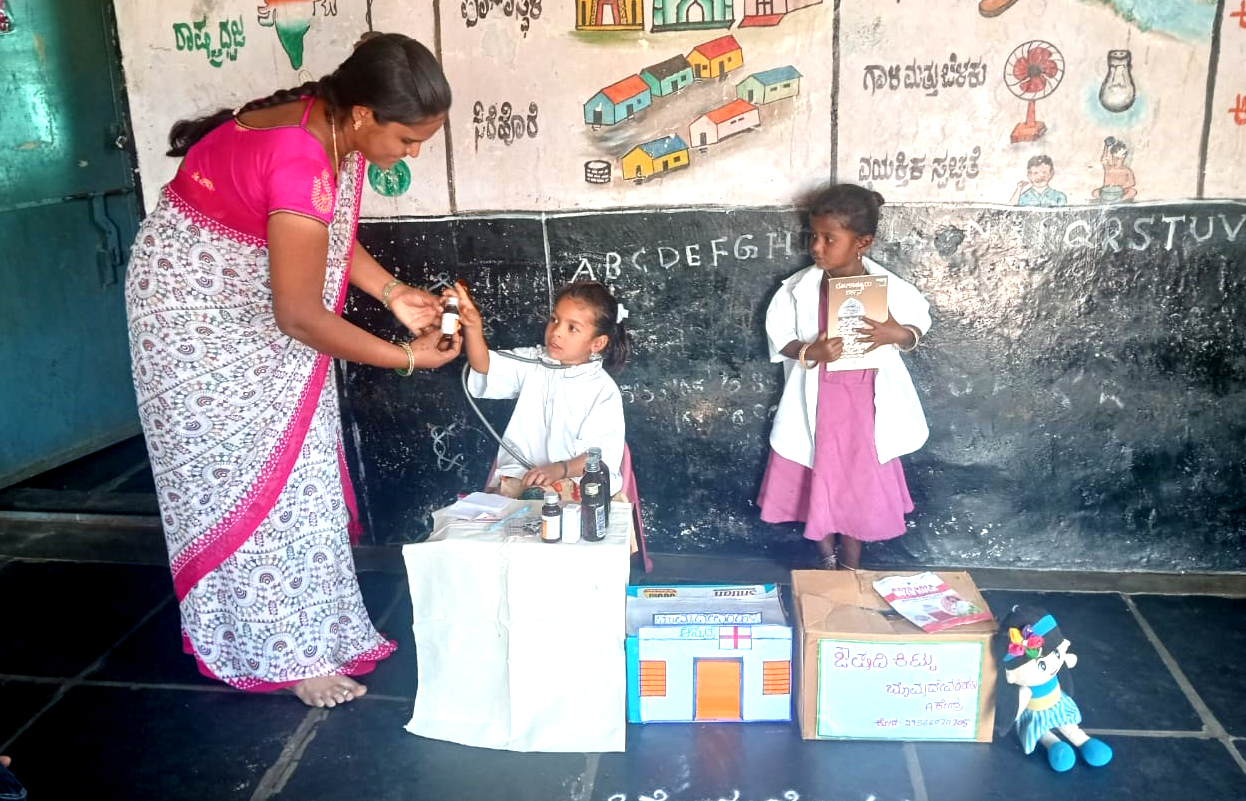 ಬೊಮ್ಮದೇವರಹಳ್ಳಿ ಕೇಂದ್ರದಲ್ಲಿ ಗ್ರಾಮೀಣ ಆಸ್ಪತ್ರೆಯ ಪ್ರಾತ್ಯಕ್ಷಿಕೆ ತೋರಿಸುತ್ತಿರುವ ಶಿಕ್ಷಕಿ ಶ್ರೀದೇವಿ