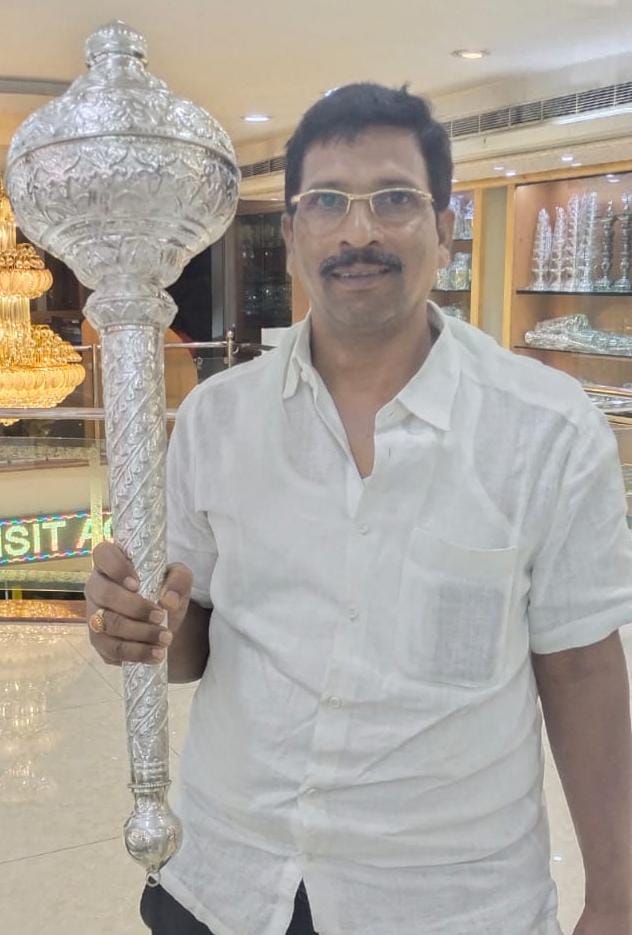 ಕುಸ್ತಿಯಲ್ಲಿ ವಿಜೇತರಾದವರಿಗೆ ನೀಡುವ ಬೆಳ್ಳಿಗದೆ ಪ್ರದರ್ಶಿಸುತ್ತಿರುವುದು ಕುರುಬ ಸಮಾಜದ ಅಧ್ಯಕ್ಷ ಟಿ.ಎಸ್.ರಮೇಶ್‍