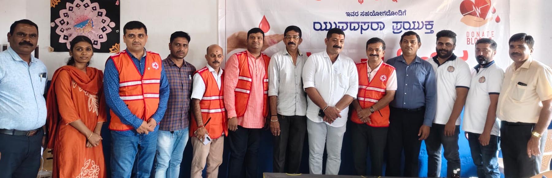 ಗೋಣಿಕೊಪ್ಪಲು ಯುವ ದಸರಾ ಅಂಗವಾಗಿ ರೆಡ್ ಕ್ರಾಸ್ ಸಂಸ್ಥೆಯಿಂದ ನಡೆದ ರಕ್ತದಾನ ಶಿಬಿರದಲ್ಲಿ ದಸರಾ ಸಮಿತಿ ಅಧ್ಯಕ್ಷ ಕುಲ್ಲಚಂಡ ಪ್ರಮೋದ್ ಗಣಪತಿ ದಿಲನ್ ಚಂಗಪ್ಪ ಬಿ.ಎನ್.ಪ್ರಕಾಶ್ ಚಂದನ್ ಕಾಮತ್ ಪಾಲ್ಗೊಂಡರು