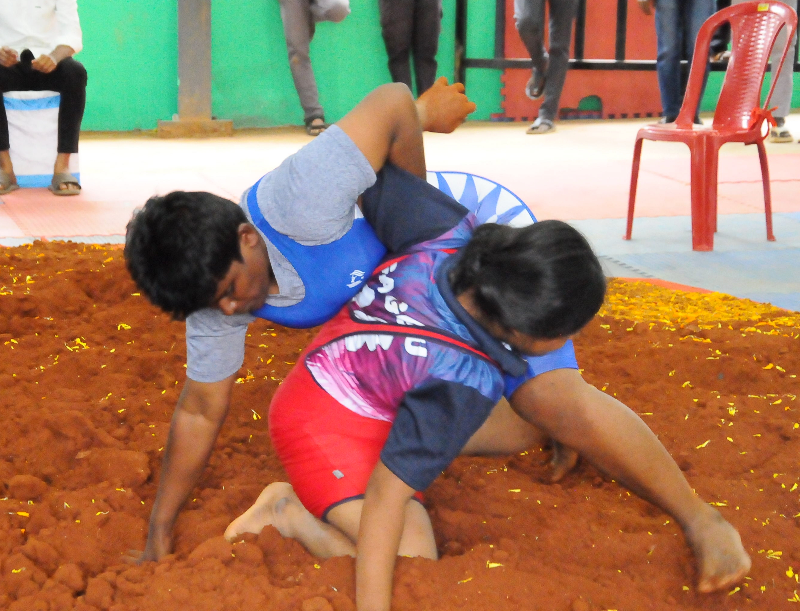 ಗಮನ ಸೆಳೆದ ಮಹಿಳೆಯರ ಕುಸ್ತಿ ಪಂದ್ಯ