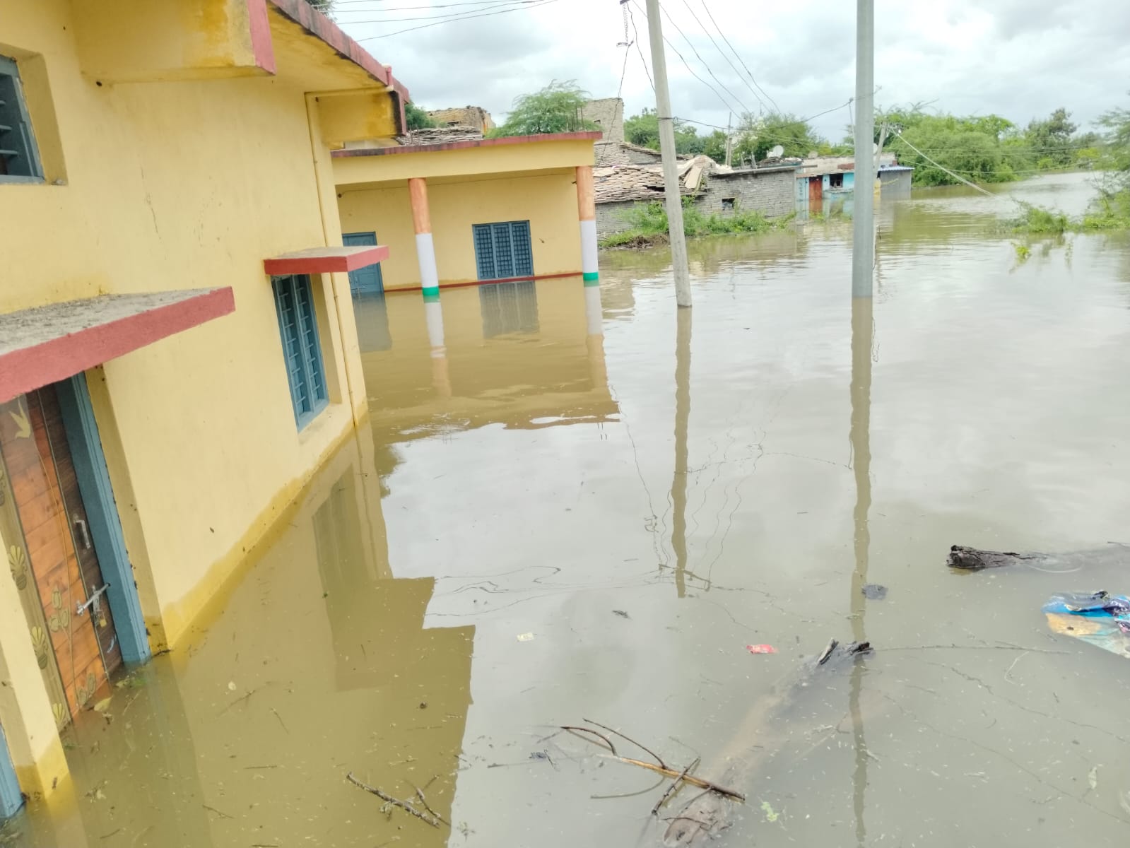 ಕೋಬಾಳ ಗ್ರಾಮದ ಸರಕಾರಿ ಶಾಲೆ ಜಲಾವೃತಗೊಂಡಿರುವುದು.