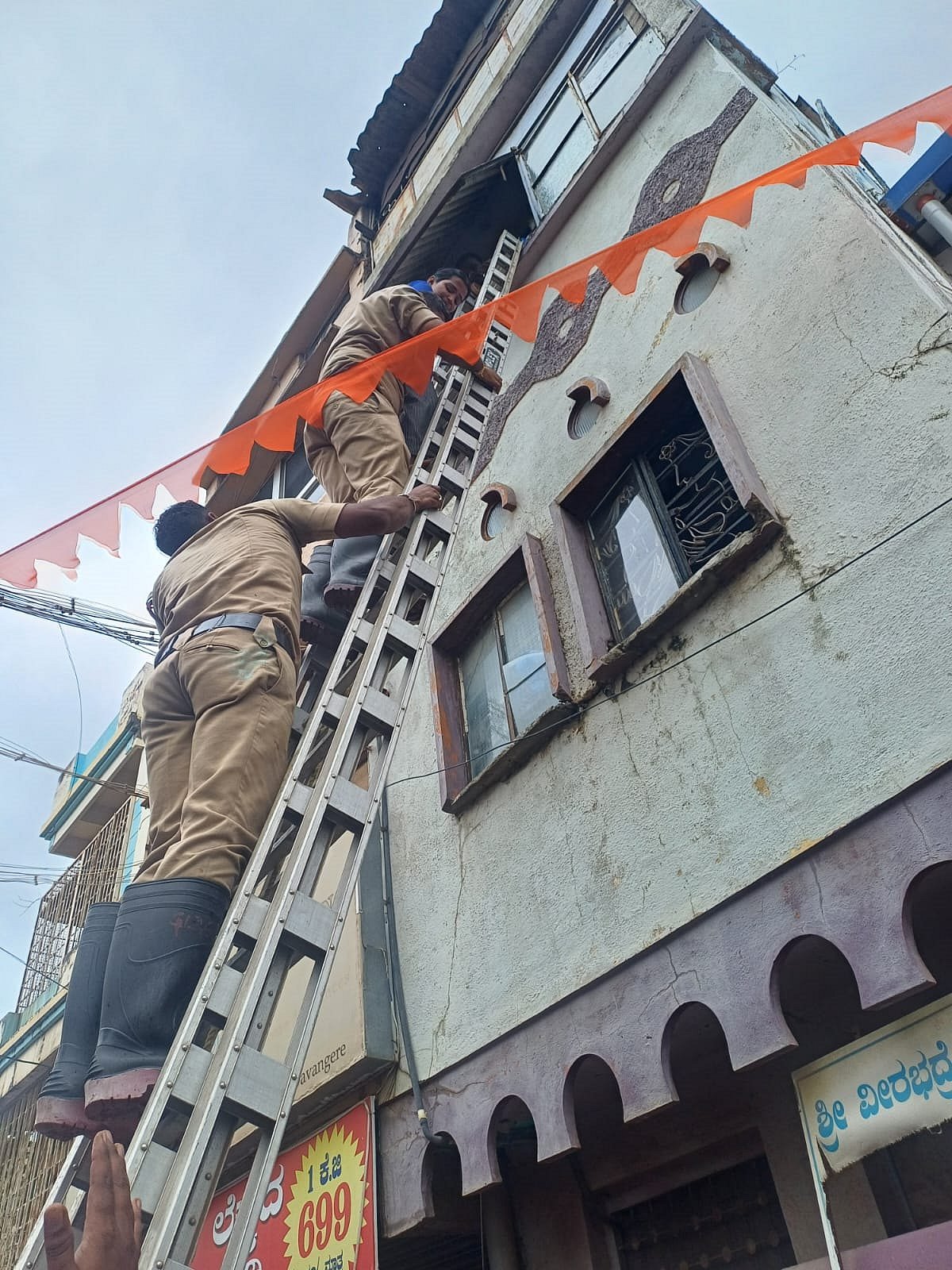 ದಾವಣಗೆರೆ| ಶಾರ್ಟ್‌ ಸರ್ಕಿಟ್‌ನಿಂದ ಹೊತ್ತಿಕೊಂಡ ಬೆಂಕಿ: ಇಬ್ಬರ ರಕ್ಷಣೆ