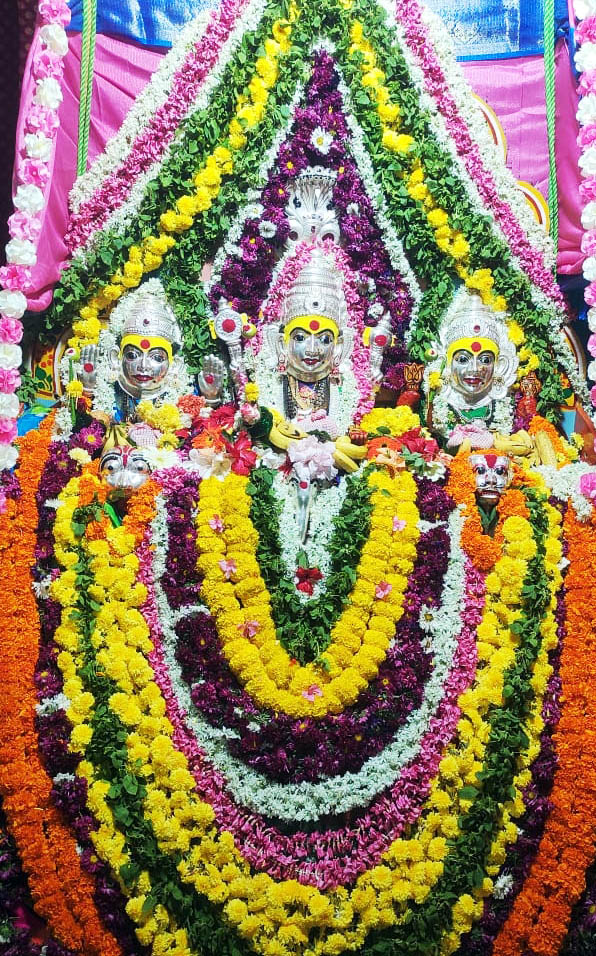 ಮರಿಯಮ್ಮನಹಳ್ಳಿಯಲ್ಲಿ ನವರಾತ್ರಿ ದಸರಾ ಹಬ್ಬದ ಅಂಗವಾಗಿ ತೂಗುಯ್ಯಾಲೆಯಲ್ಲಿ ಪ್ರತಿಷ್ಠಾಪಿತಗೊಂಡ ಗ್ರಾಮದೇವತೆ ರಾಂಪುರ ದುರ್ಗಾದೇವಿ ಹಾಗೂ ಗಾಳೆಮ್ಮ ಸಾರೆಮ್ಮ.