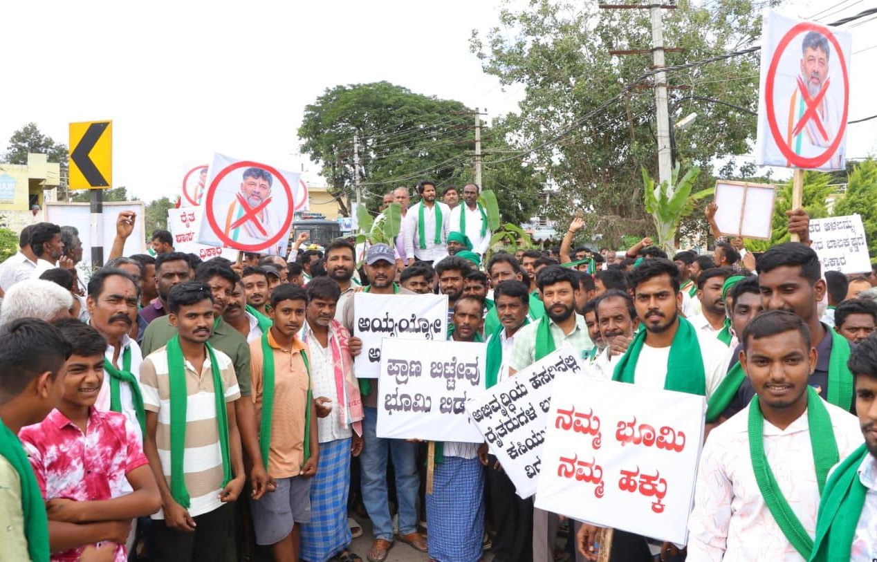 ರಾಮನಗರ ತಾಲ್ಲೂಕಿನ ಬಿಡದಿಯಲ್ಲಿ ಗ್ರೇಟರ್ ಬೆಂಗಳೂರು ಸಮಗ್ರ ಉಪನಗರ (ಜಿಬಿಐಟಿ) ಯೋಜನೆ ವಿರೋಧಿಸಿ ಭೈರಮಂಗಲದಲ್ಲಿ ಭಾನುವಾರ ಜೆಡಿಎಸ್ ಹಮ್ಮಿಕೊಂಡಿದ್ದ ಪ್ರತಿಭಟನಾ ಸಭೆಗೆ ಪಕ್ಷದ ಯುವ ಘಟಕದ ಅಧ್ಯಕ್ಷ ನಿಖಿಲ್ ಕುಮಾರಸ್ವಾಮಿ ಇತರ ನಾಯಕರೊಂದಿಗೆ ಎತ್ತಿನಗಾಡಿಯಲ್ಲಿ ಬಂದರು. ಜೆಡಿಎಸ್ ಶಾಸಕಾಂಗ ಪಕ್ಷದ ನಾಯಕ ಸಿ.ಬಿ. ಸುರೇಶ್ ಬಾಬು ಮಾಜಿ ಶಾಸಕ ಎ. ಮಂಜುನಾಥ್ ಹಾಗೂ ಇತರು ಇದ್ದಾರೆ