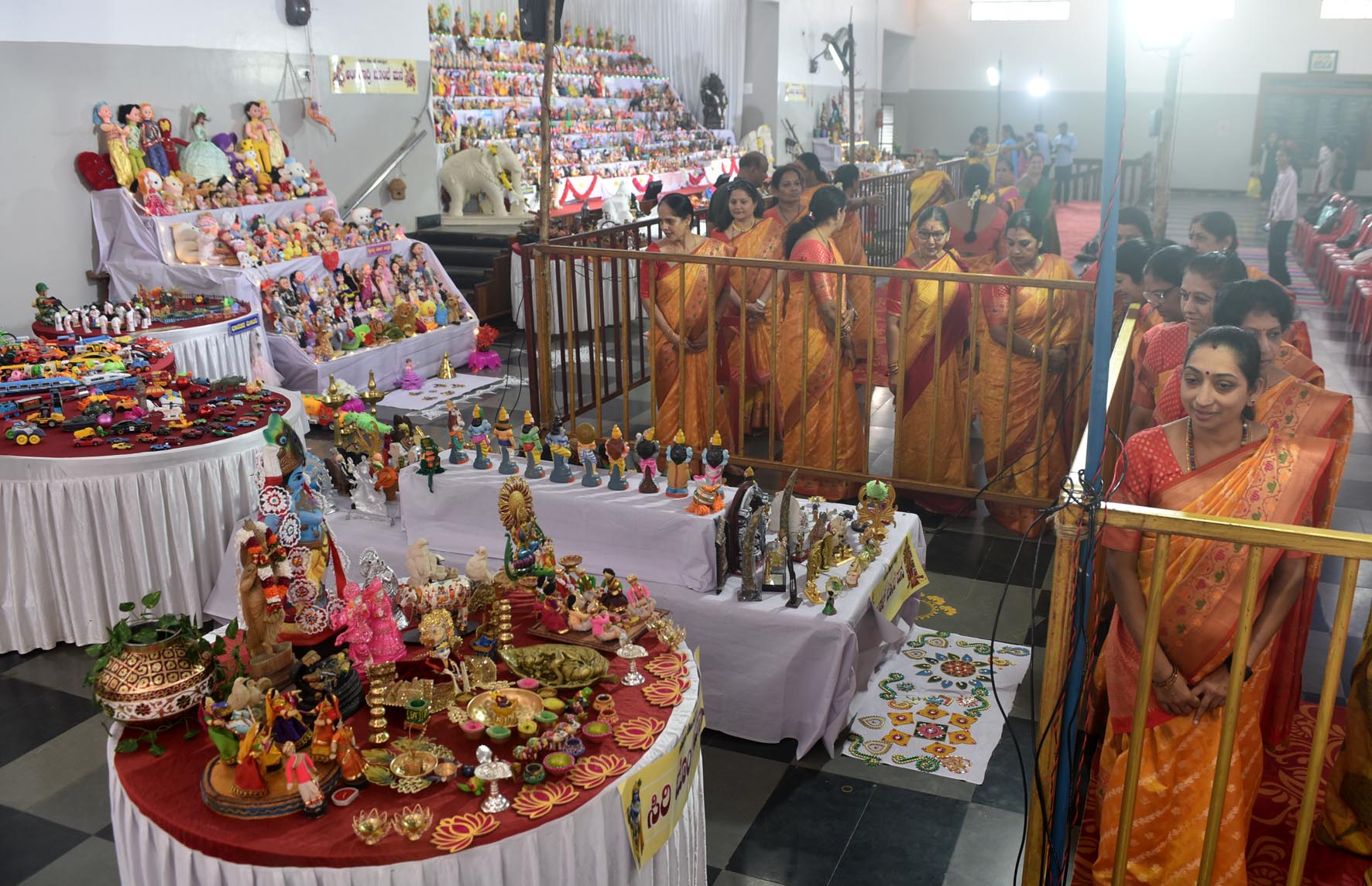 ಚಿಕ್ಕಮಗಳೂರಿನ ರಂಗಣ್ಣನವರ ಛತ್ರದಲ್ಲಿ ಆಯೋಜಿಸಿರುವ ಸಾಮೂಹಿಕ ಬೊಂಬೆ ಪ್ರದರ್ಶನವನ್ನು ವೀಕ್ಷಿಸುತ್ತಿರುವ ಮಹಿಳೆಯರು