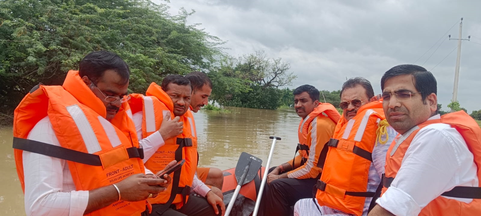 ಚಿತ್ತಾಪುರ ತಾಲ್ಲೂಕಿನ ಚಾಮನೂರ ಮತ್ತು ಕಡಬೂರ ಗ್ರಾಮಗಳ ನೆರೆ ಪೀಡಿತ ಪ್ರದೇಶಕ್ಕೆ ಜಿಲ್ಲಾ ಪಂಚಾಯಿತಿ ಸಿಇಒ ಭಂವರ್‌ಸಿಂಗ್ ಮೀನಾ ಅವರು ಭಾನುವಾರ ಎನ್‌ಡಿಆರ್‌ಎಫ್ ತಂಡದ ಜೊತೆಯಲ್ಲಿ ಬೋಟ್‌ನಲ್ಲಿ ತೆರಳಿ ವೀಕ್ಷಣೆ ಮಾಡಿದರು