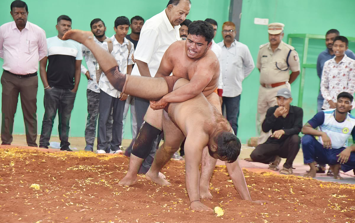 ತುಮಕೂರು: ರಸದೌತಣ ನೀಡಿದ ನಾಡ ಕುಸ್ತಿ