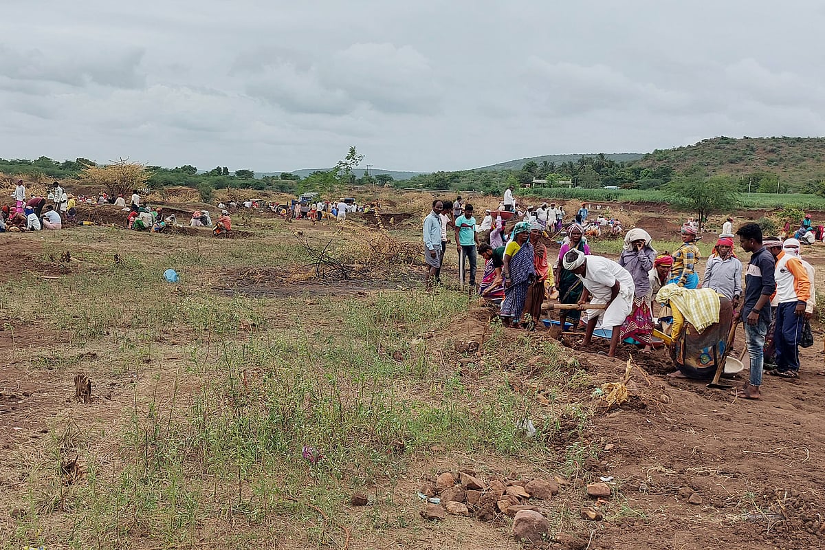 ಬಾದಾಮಿ | ಕೆರೆ ಹೂಳೆತ್ತಲು ನೀರಿನಂತೆ ಹರಿದ ಹಣ ?