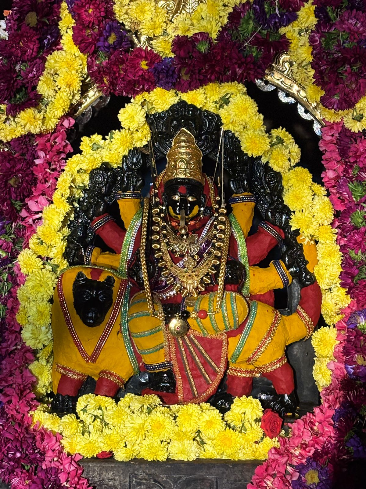 ಸುಂಟಿಕೊಪ್ಪ ಚಾಮುಂಡೇಶ್ವರಿ ದೇವಾಲಯದಲ್ಲಿ ನವರಾತ್ರಿಯ ಏಳನೇ ದಿನವಾದ ಭಾನುವಾರ ದೇವಿಗೆ ಅರಸಿನ- ಕುಂಕುಮ ಅಲಂಕಾರ ಮಾಡಲಾಗಿತ್ತು.