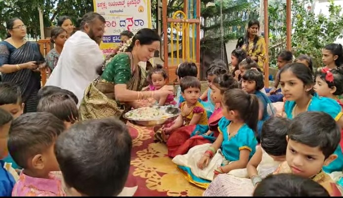 ಕೆ.ಆರ್.ಪೇಟೆ ಪಟ್ಟಣದ ಜಯನಗರ ಬಡಾವಣೆಯಲ್ಲಿರುವ ಫಸ್ಟ್ ಕ್ರೈ ಇಂಟಲಿಟಾಟ್ಸ್ ಶಾಲೆಯಲ್ಲಿ  ಆಯೋಜಿಸಿದ್ದ ಆರು ವರ್ಷದೊಳಗಿನ ಪುಟಾಣಿ ಮಕ್ಕಳ ಬಾಲ ದಸರಾ  ಸಮಾರಂಭದಲ್ಲಿ ಮಕ್ಕಳು ಭಾಗವಹಿಸಿದ್ದರು
