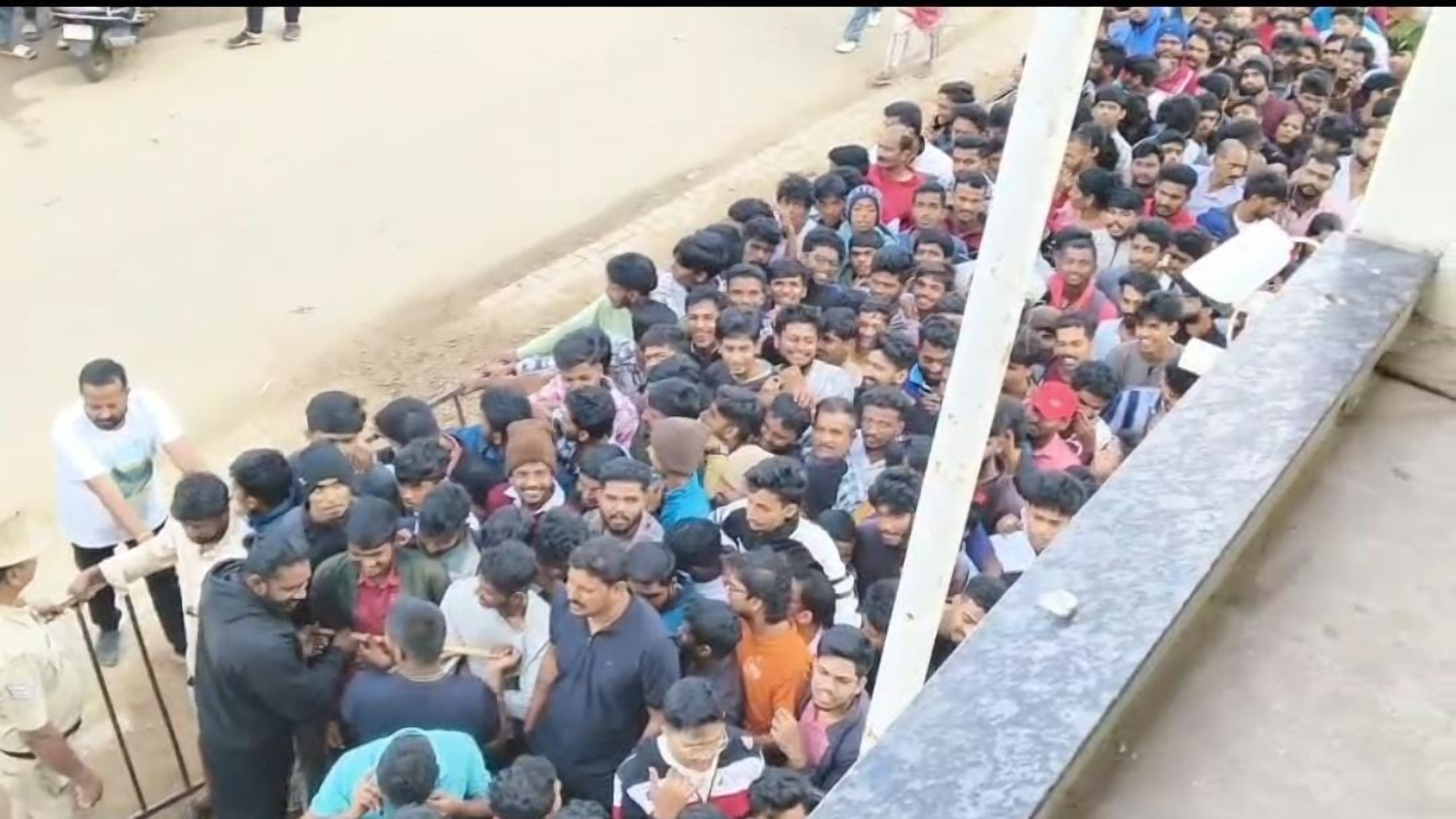 ಹಾಸನದ ಉದಯಗಿರಿಯ ಬಟ್ಟೆ ಅಂಗಡಿಯ ಎದುರು ಖರೀದಿಗೆ ನಿಂತಿದ್ದ ಜನರು
