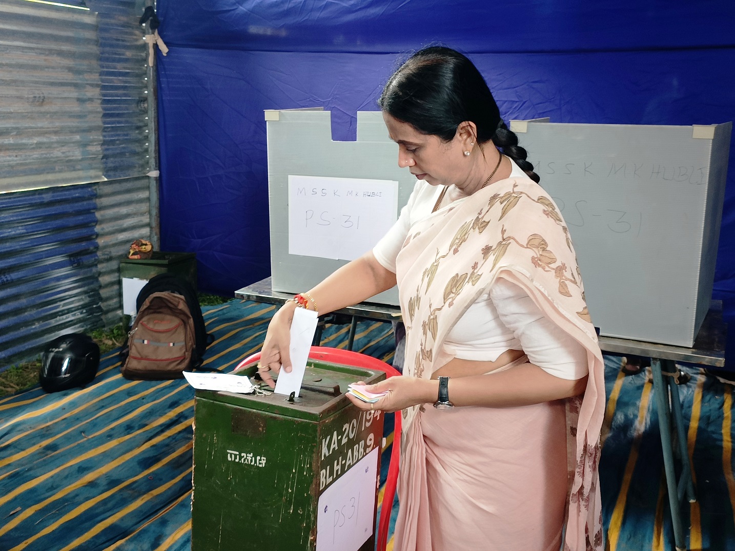 ಸಚಿವೆ ಲಕ್ಷ್ಮೀ ಹೆಬ್ಬಾಳಕರ ಮತದಾನ ಮಾಡಿದರು