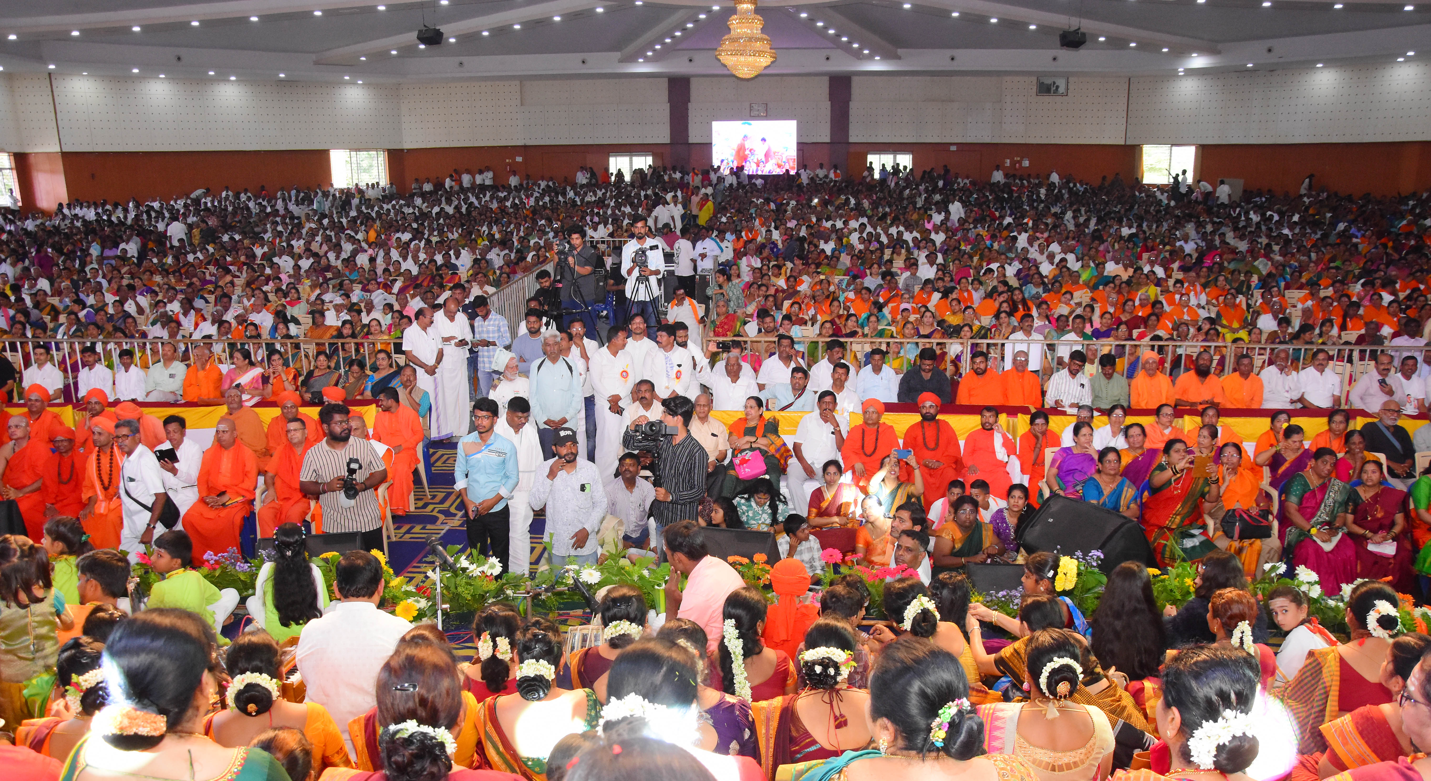 ವಚನ ಝೇಂಕಾರ ಸಂಭ್ರಮದಲ್ಲಿ ಭಾಗವಹಿಸಿದ್ದ ಭಕ್ತರು