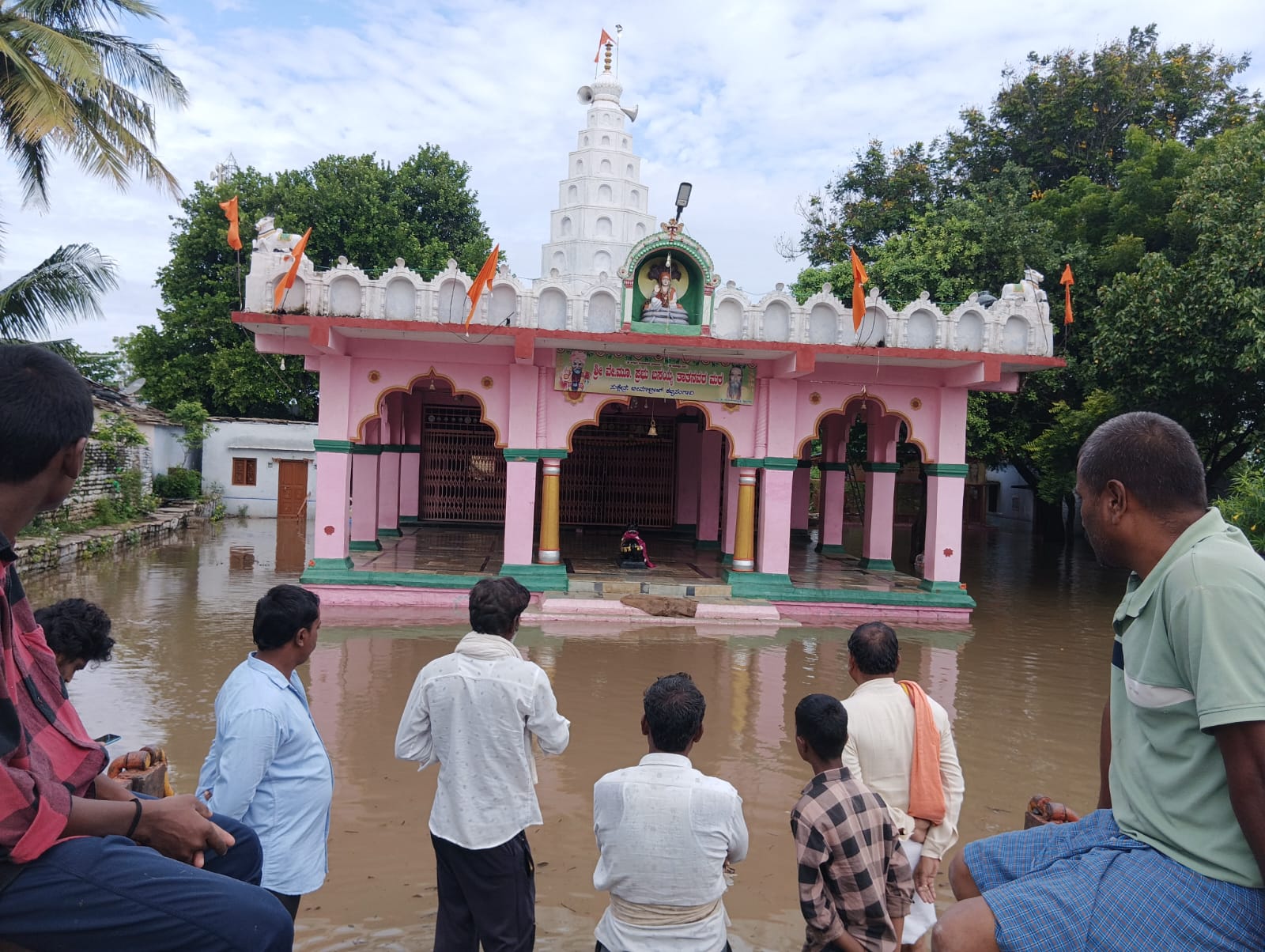 ಕಟ್ಟಿಸಂಗಾವಿ ಪ್ರಭು ಬಸಯ್ಯ ತಾತನವರ ದೇವಸ್ಥಾನ ಮುಳುಗಡೆಯಾಗಿರುವುದು.