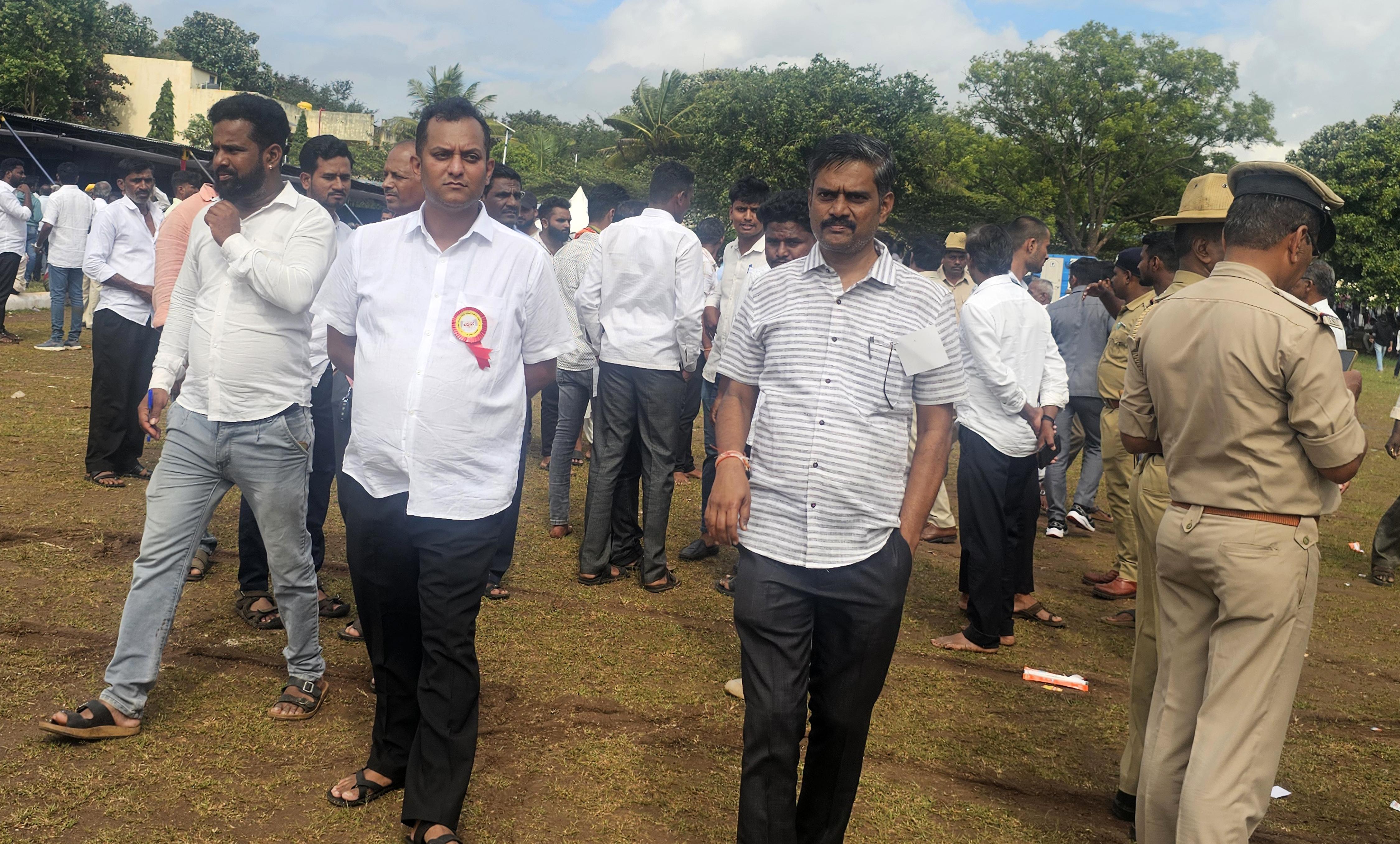 ಹುಕ್ಕೇರಿ ಗ್ರಾಮೀಣ ವಿದ್ಯುತ್ ಸಹಕಾರಿ ಸಂಘಕ್ಕೆ ಭಾನುವಾರ ಜರುಗಿದ ಚುನಾವಣೆಯಲ್ಲಿ ಅಭ್ಯರ್ಥಿ ಪ್ರಥ್ವಿ ಕತ್ತಿ (ರಮೇಶ ಕತ್ತಿ ಪುತ್ರ) ಮತದಾನ ಕೇಂದ್ರದ ಆವರಣದಲ್ಲಿ ಪ್ರಕ್ರಿಯೆ ವೀಕ್ಷಿಸಿದರು