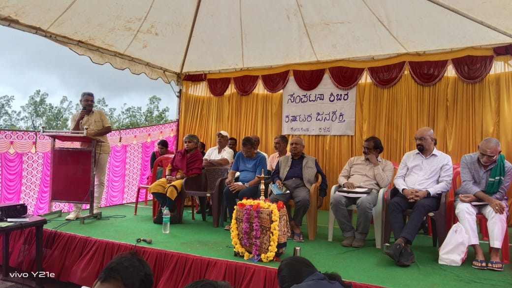 ಕಳಸ ತಾಲ್ಲೂಕಿನ ಕುದುರೆಮುಖದ ಕೆಂಗನಕೊಂಡದಲ್ಲಿ ಭಾನುವಾರ ನಡೆದ ಜನಶಕ್ತಿ ಸಂಘಟನೆಯ ಶಿಬಿರದಲ್ಲಿ ಕಲ್ಕುಳಿ ವಿಠಲ ಹೆಗ್ಡೆ  ಮಾತನಾಡಿದರು.
